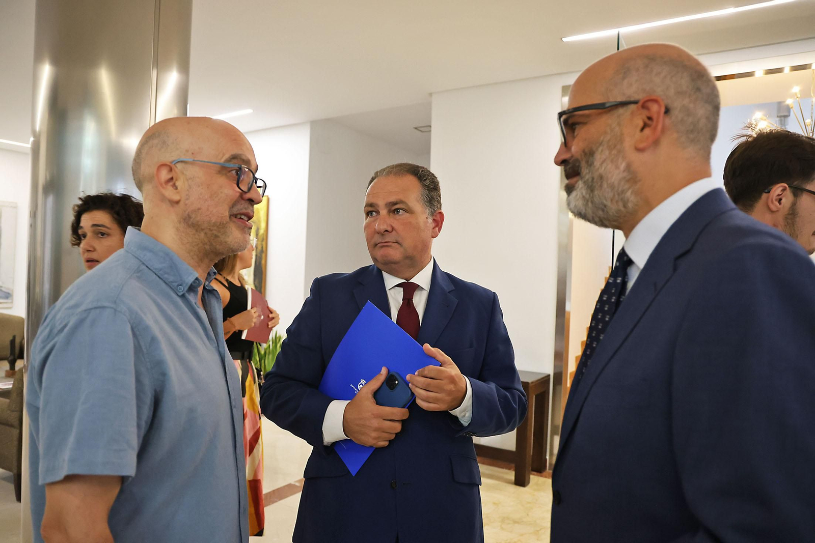 Imágenes de presentación de la guía de la Procesión Magna Mariana 2025 de Huelva Información