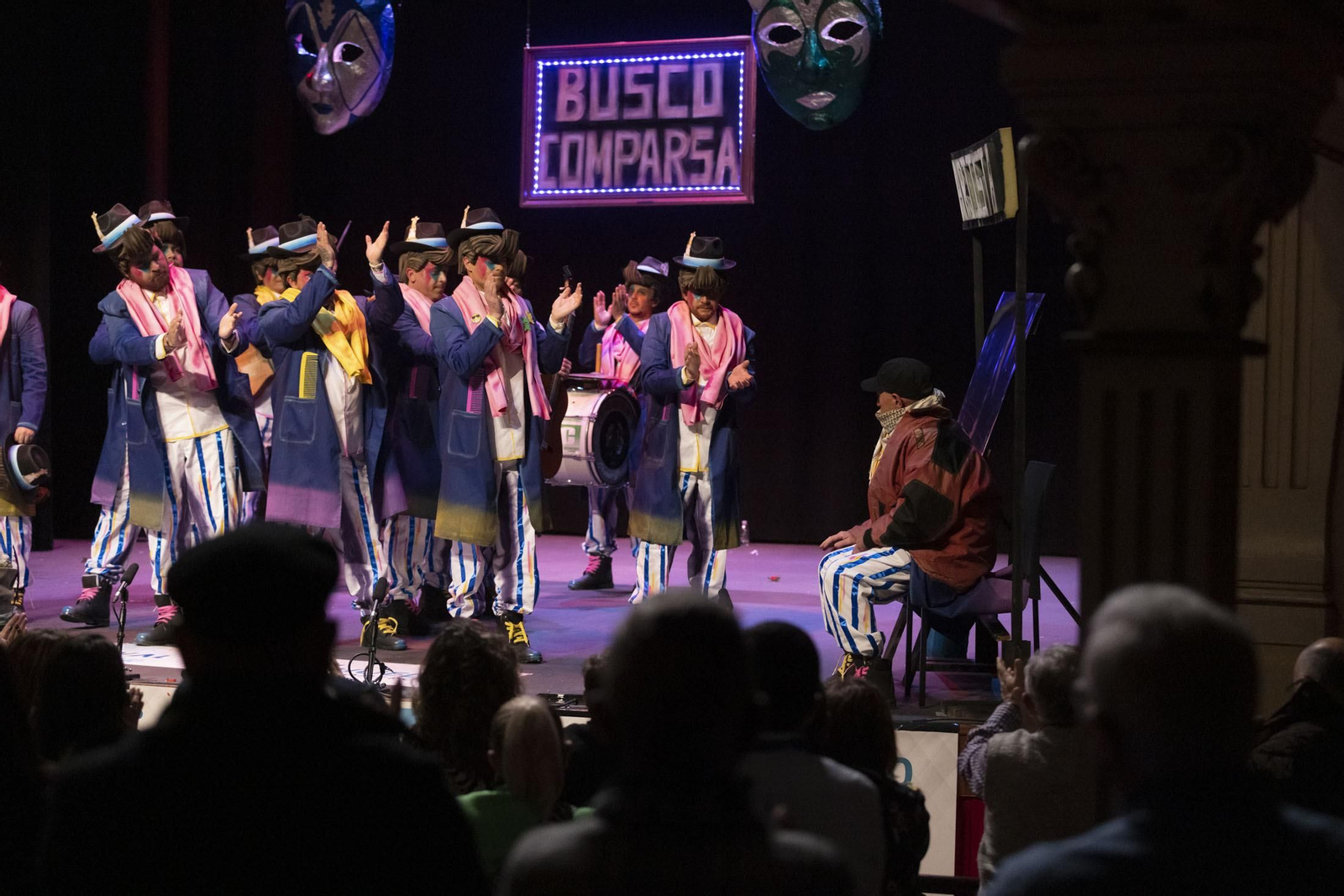 Imágenes de la actuación de la murga de Huelva 'Los derrotaos (Una comparsa reconvertía...)' en el Carnaval Colombino