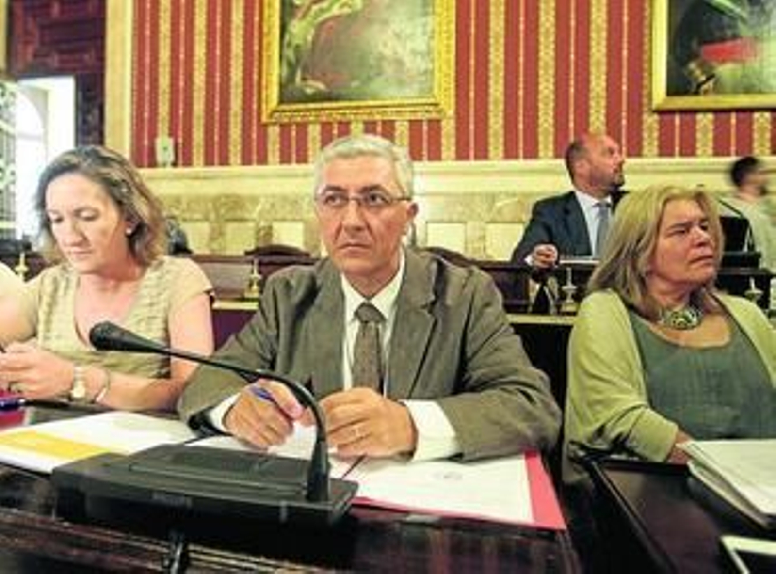 Maximiliano Vílchez, delegado de Urbanismo, flanqueado por las delegadas de Hacienda y Cultura.