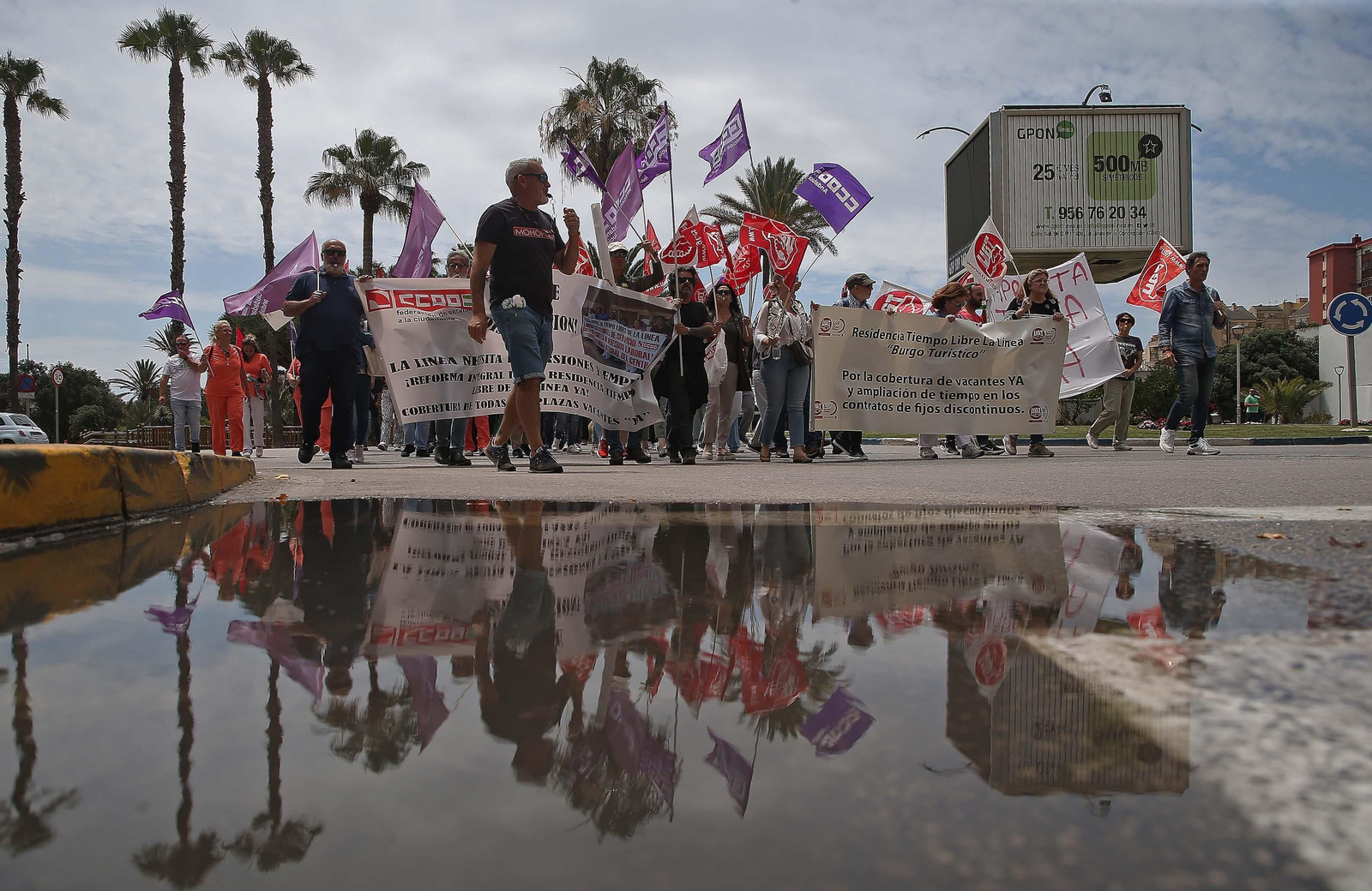 La manifestación de la plantilla de la residencia de Tiempo Libre de La Línea, en imágenes