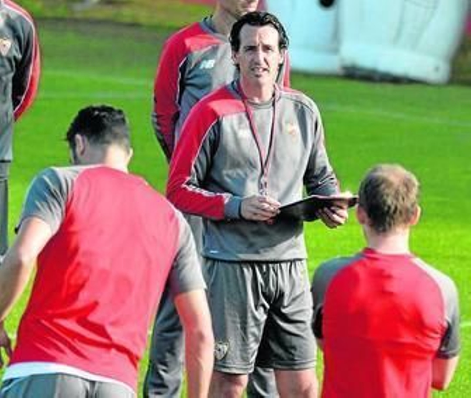 Iborra y Krohn-Dehli atienden las instrucciones de Emery.