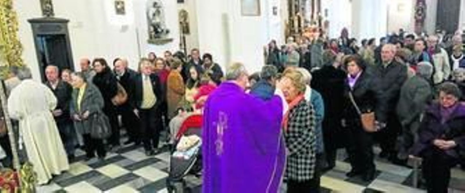 1. La parroquia de la Concepción, ayer,  en la celebración de la imposición de ceniza en la misa de las doce de la mañana. 2. En la Cinta se presentó el cartel de la hermandad, obra de Ana Beltrán, acompañada del hermano mayor y pregonero, Manuel Roméu.  3. La Virgen de la Soledad estuvo expuesta en devoto besamanos.