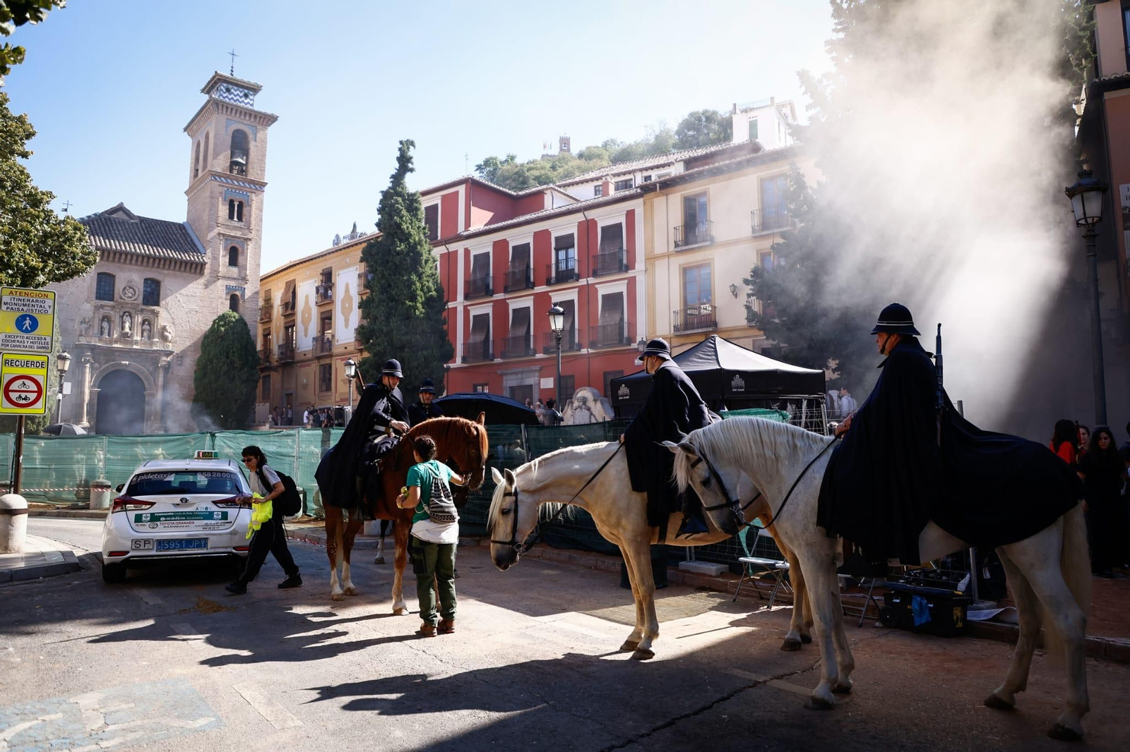 Fotos: así es el rodaje de la película de Los Javis en la plaza de Santa Ana de Granada