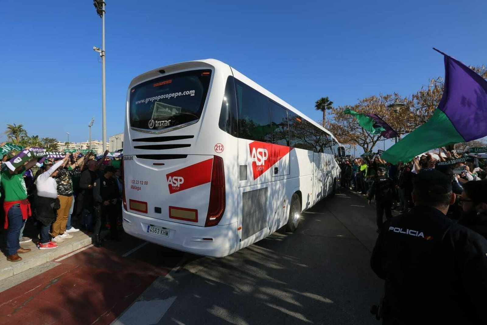 El recibimiento de la afición al Unicaja a su llegada al Martín Carpena para jugar la final de la Copa Del Rey