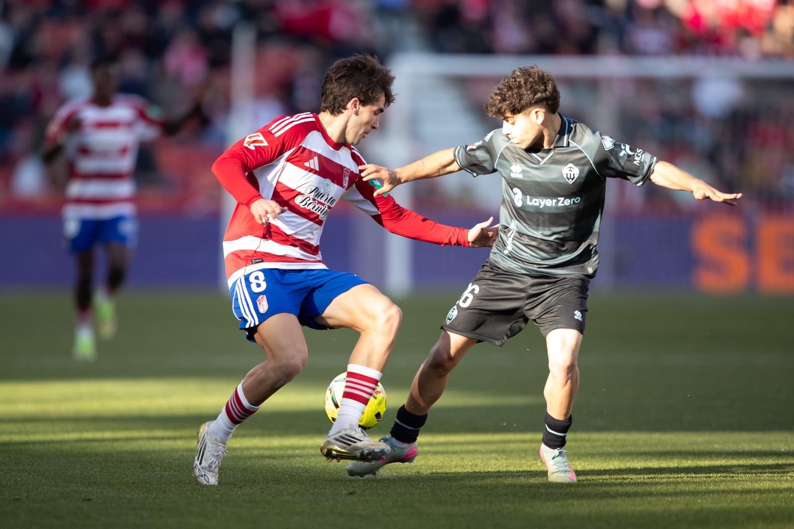 Pedro Alemañ buscando regatear a un futbolista del Castellón.