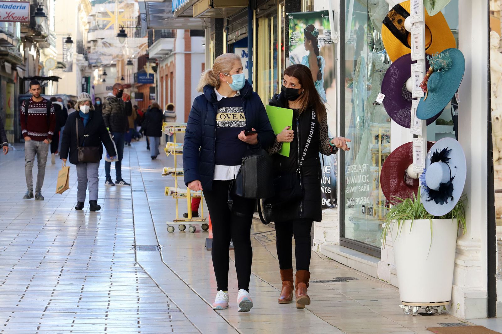 Imágenes del ambiente de rebajas por las calles del centro