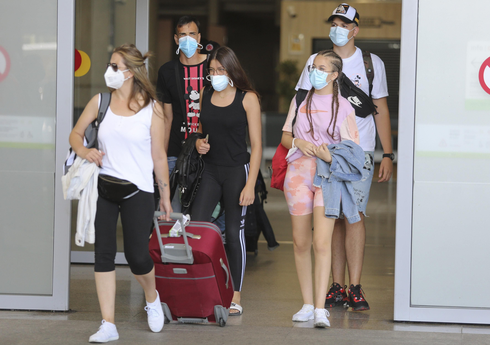La llegada de los turistas al aeropuerto de Málaga, en fotos