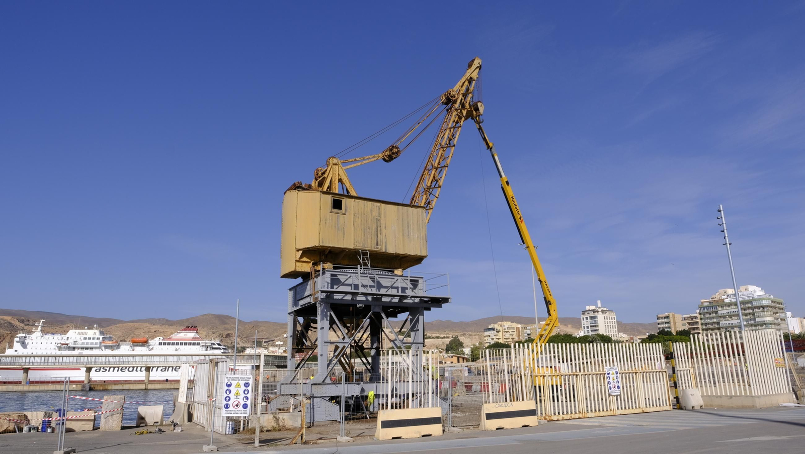 La prueba del izado de la bandera española y las obras del Puerto de Almería, en imágenes