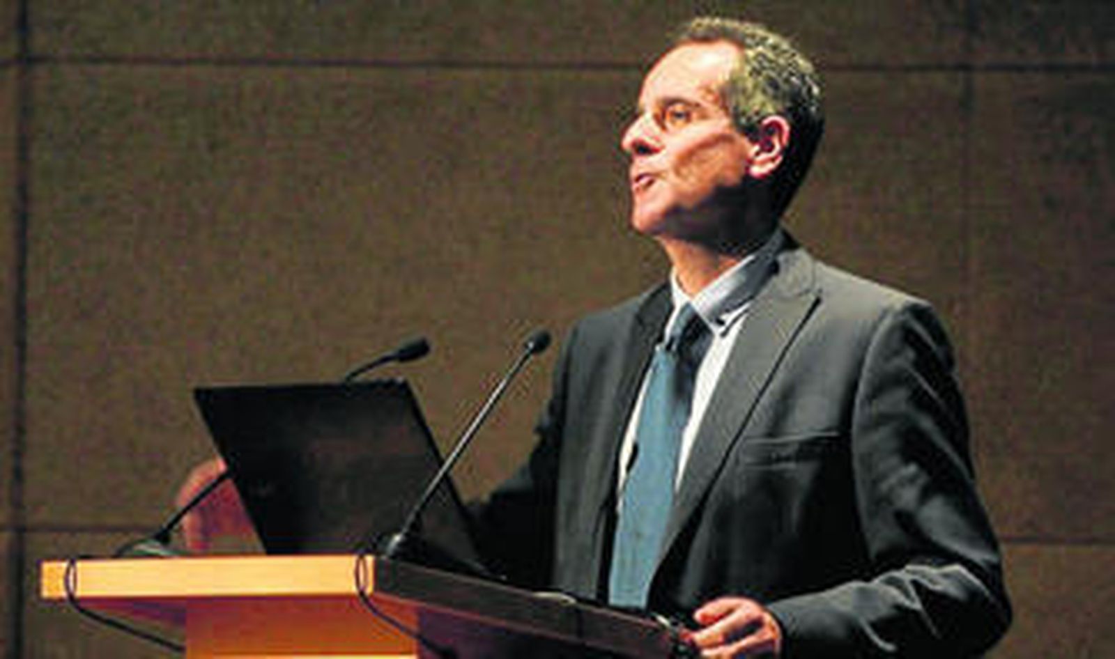 José A. Lorente, ayer, en el Centro de Congresos, mientras habla de su trabajo con los restos de Miranda.