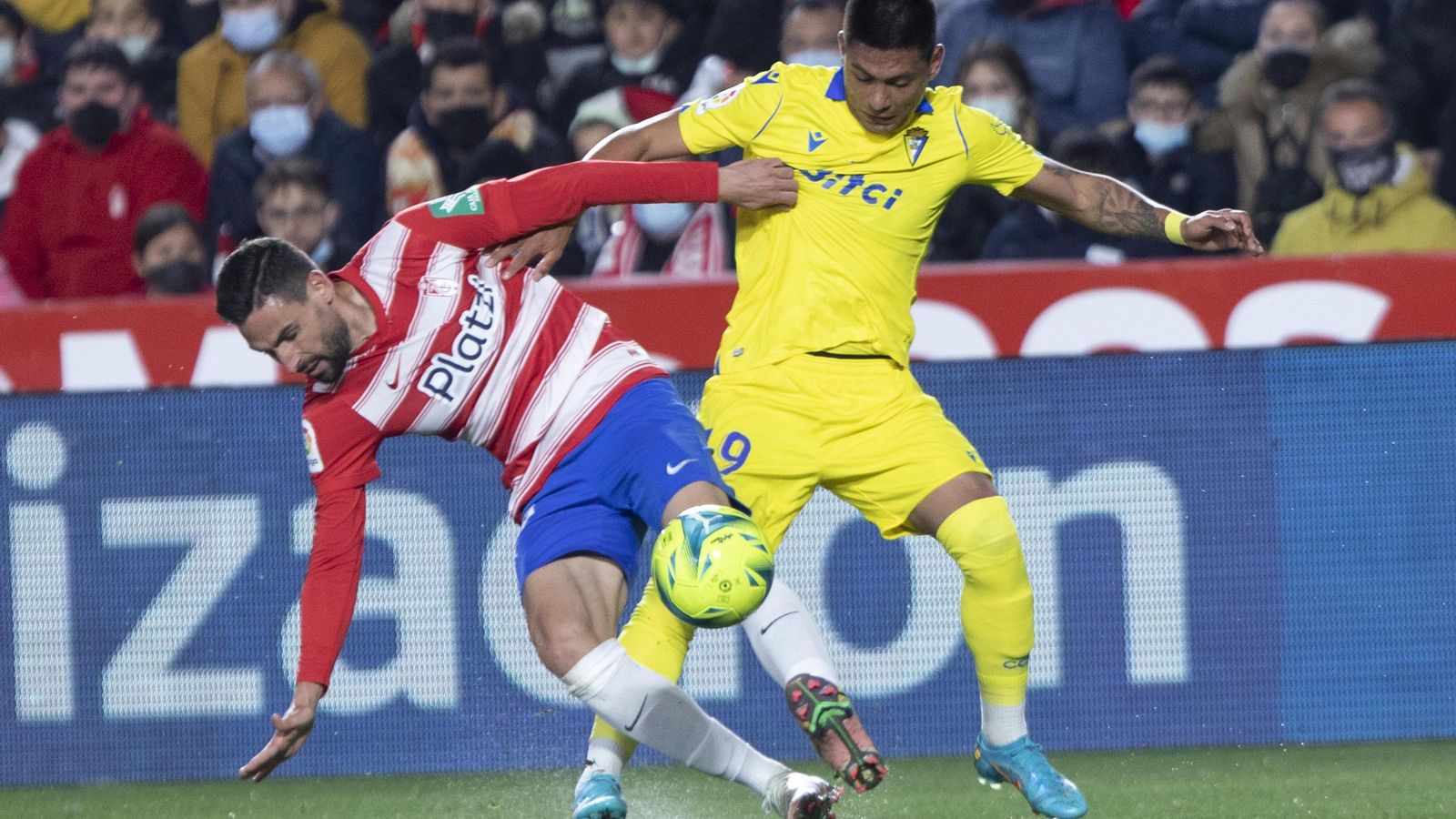 Antonio Puertas protege el cuero ante Arzamendia.