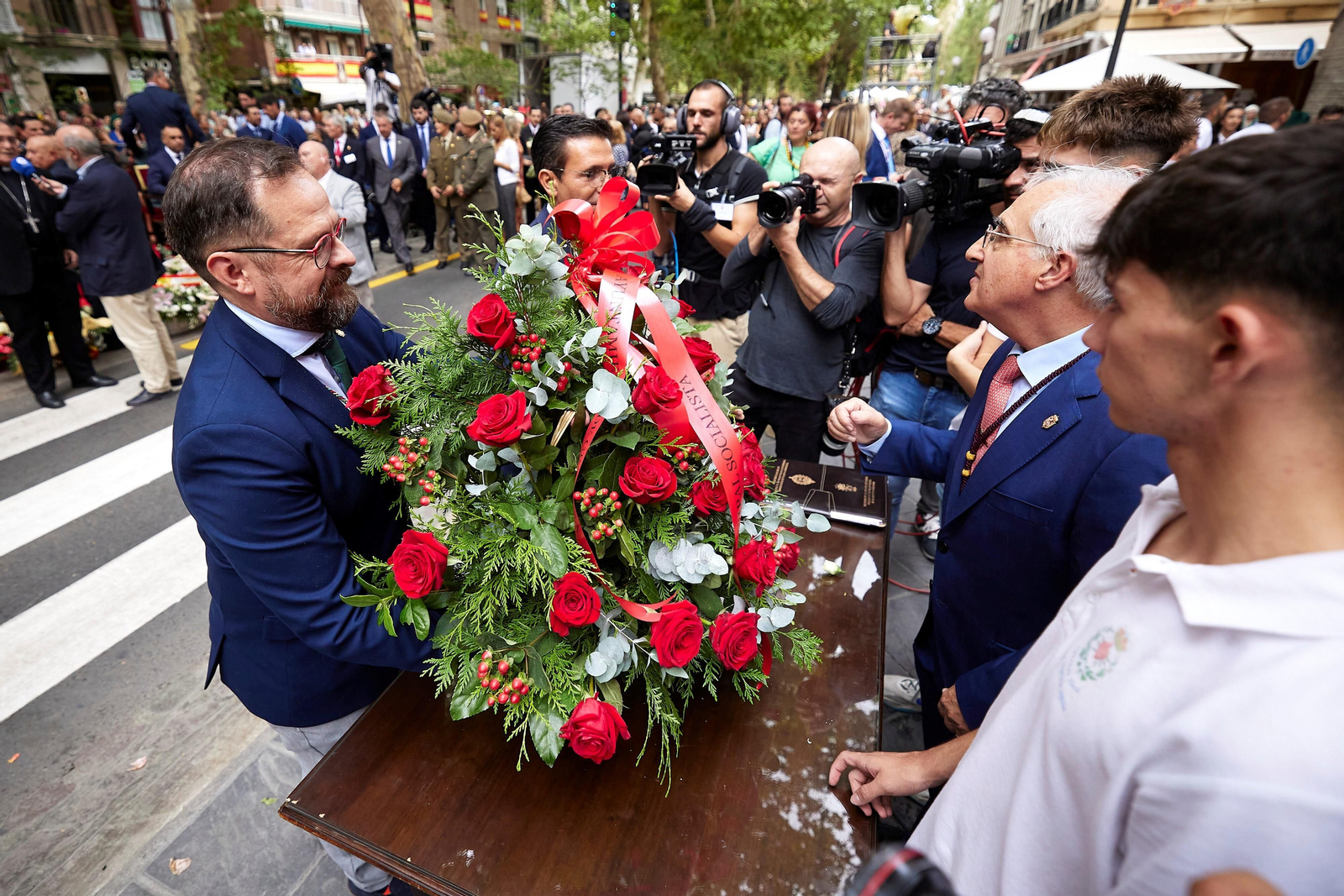 Granada se vuelca con la ofrenda floral en la Basílica de la Virgen de las Angustias