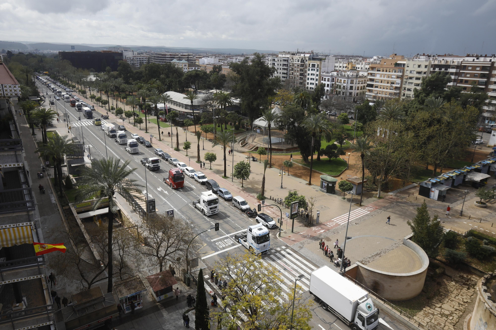 Los transportistas colapsan el centro de Córdoba, en imágenes