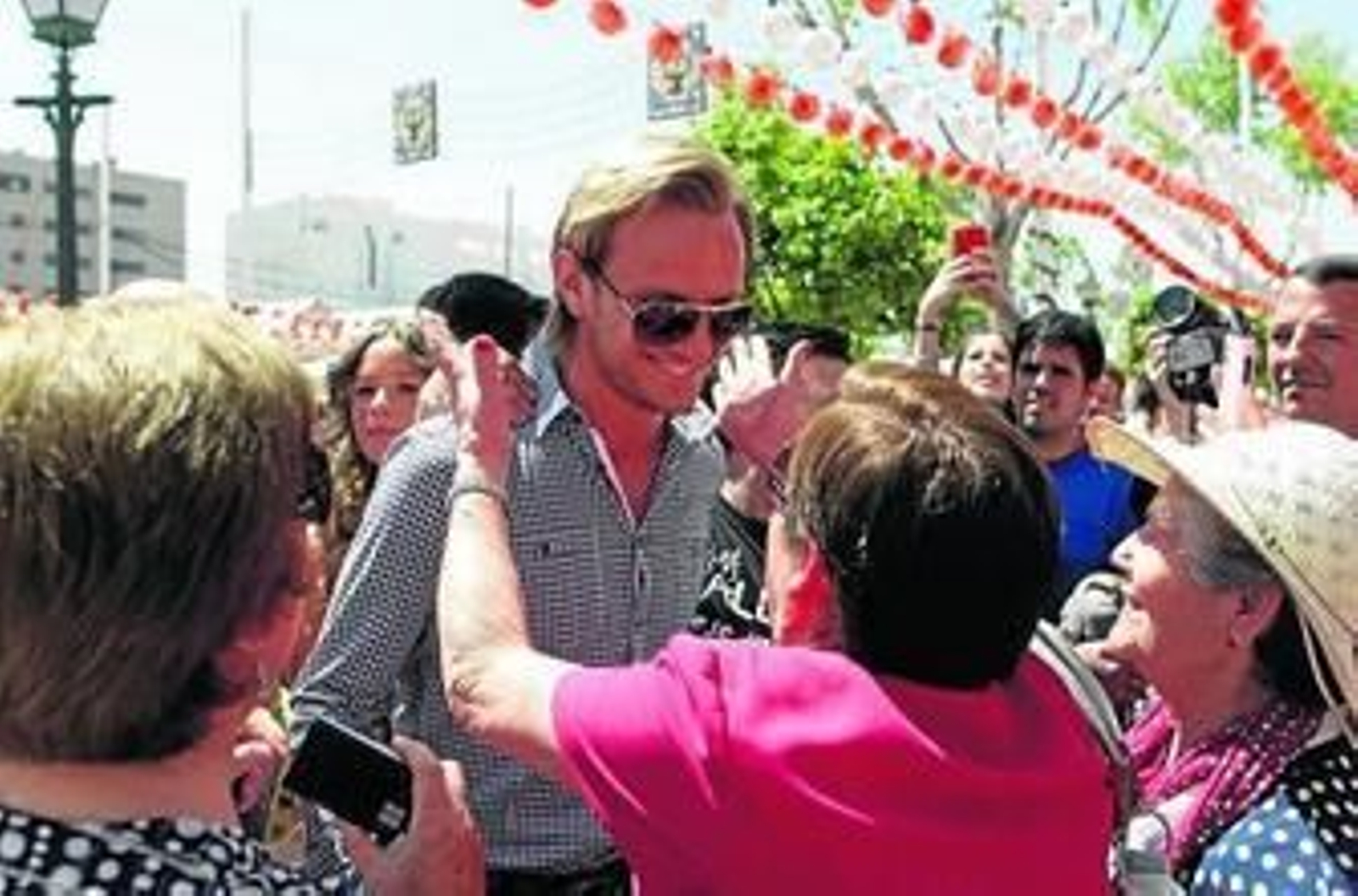 Rakitic recibe el cariño y las felicitaciones de varias aficionadas de edad.