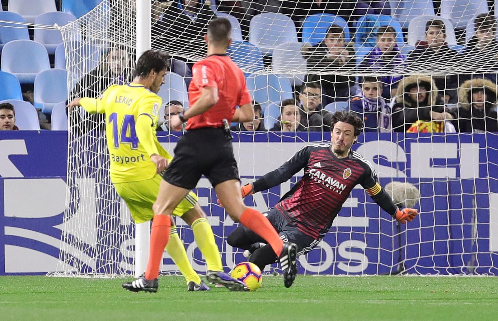 Lekic dispara ante Cristian en la jugada del 0-1.