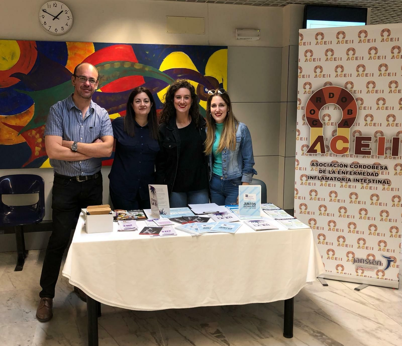 Arantxa Murillo (der.), junto a miembros de ACEII, en una mesa informativa.