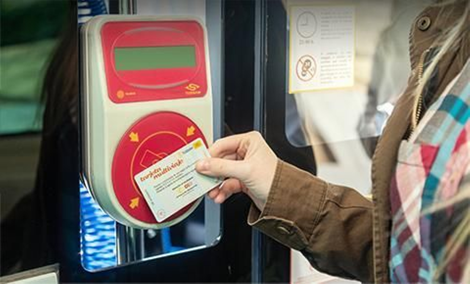 Una persona usa su bonobús de Tussam.