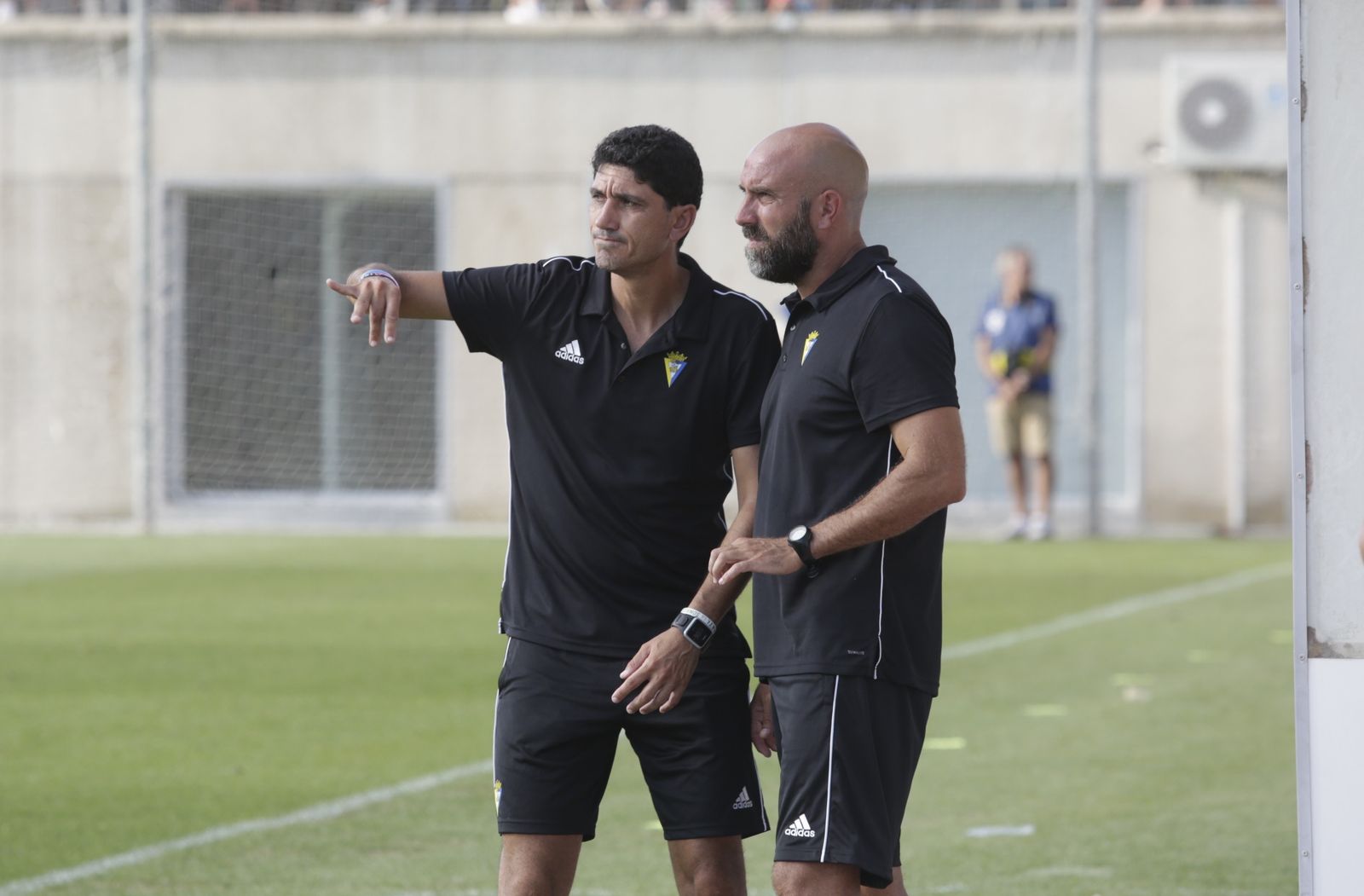 Pavón (i) comenta una acción con su ayudante, Raúl López, un lujo en el cuerpo técnico del filial.