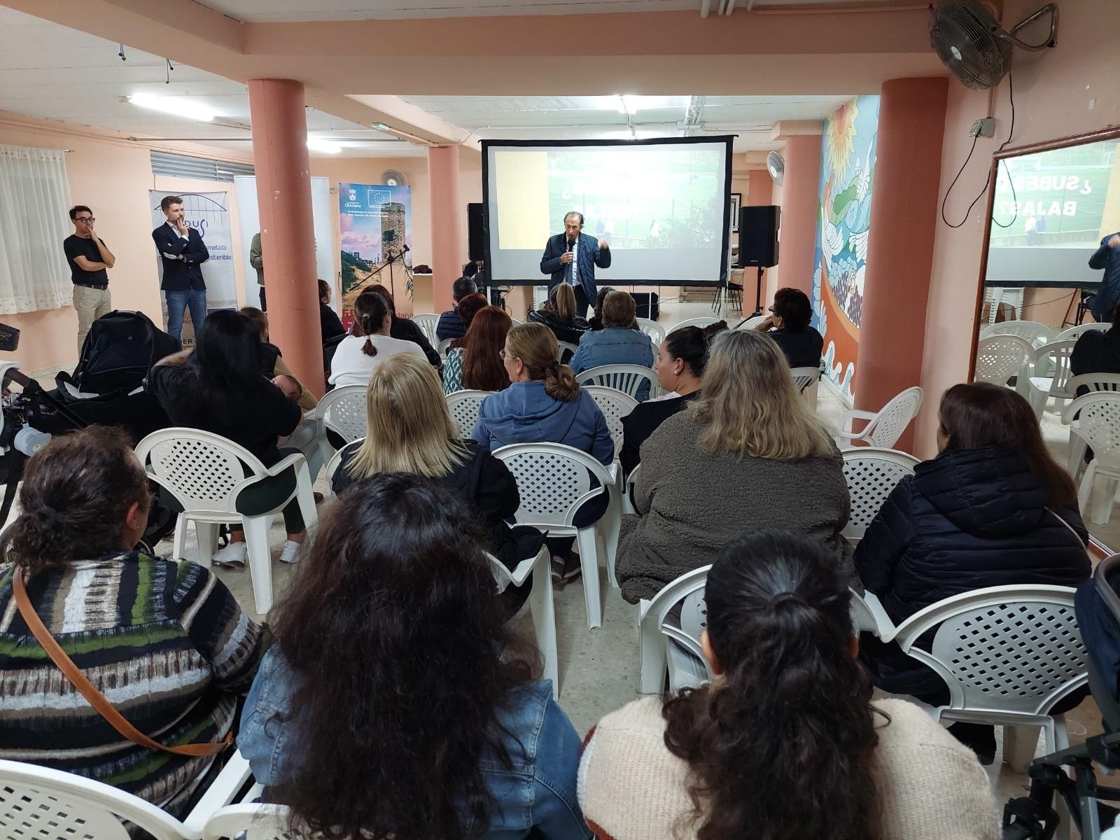 Un momento de la reunión con los vecinos.