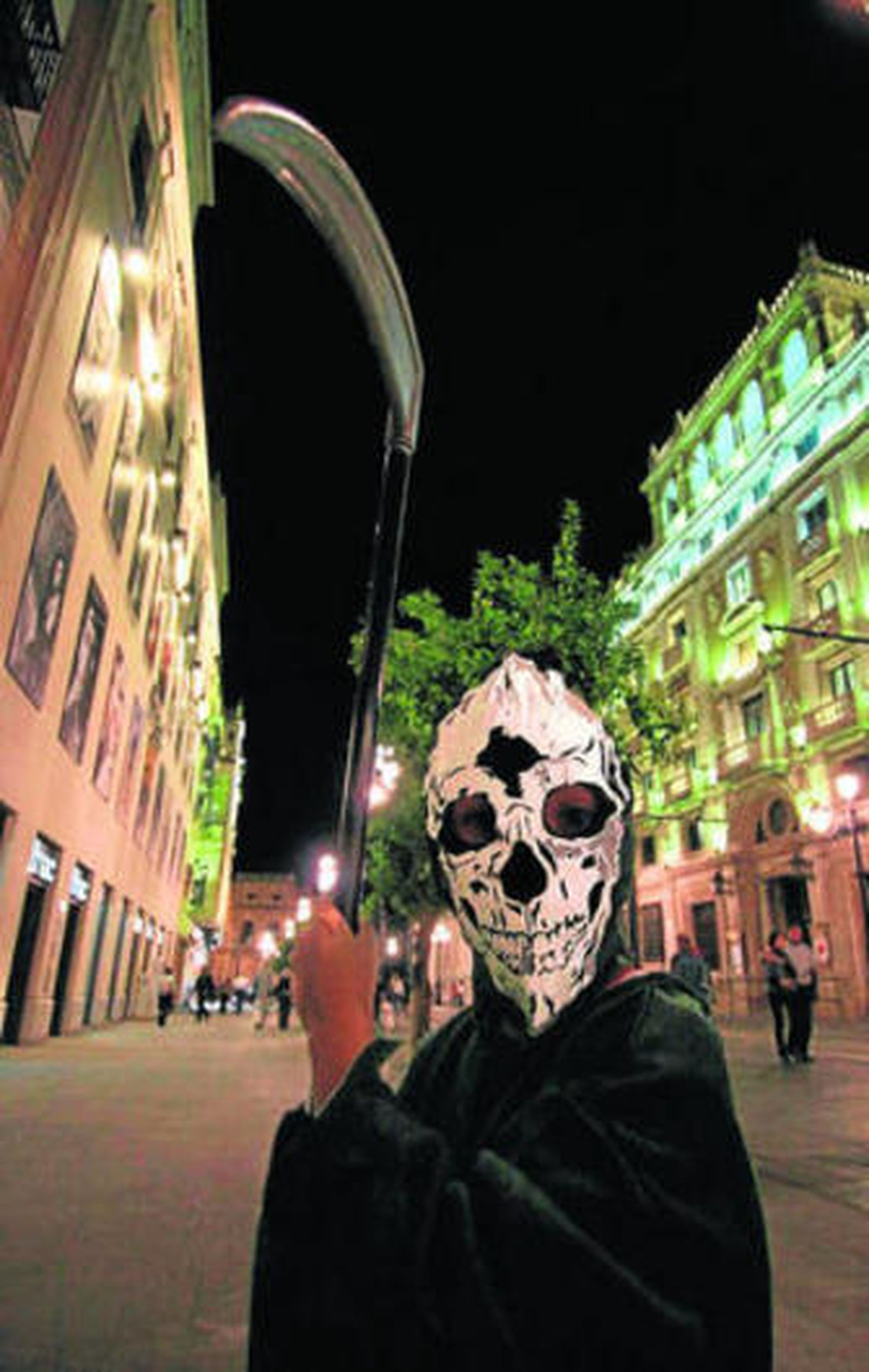 1. Las calles de Sevilla se llenarán este fin de semana de disfraces terroríficos para celebrar Halloween. 2 y 4. Como cada año, Isla Mágica prepara espectáculos tematizados y actividades para que mayores y pequeños puedan dar miedo. 3. La mayoría de bares y discotecas de la ciudad tienen para el fin de semana una programación especial.