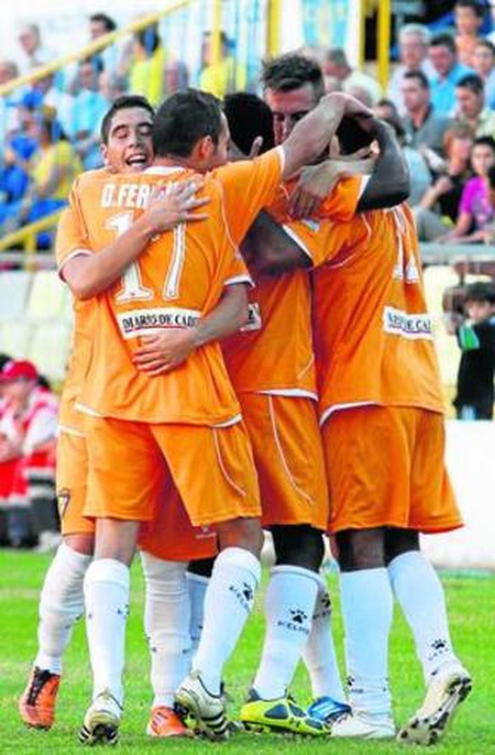 Los cadistas -de naranja- festejan un gol en Orihuela.