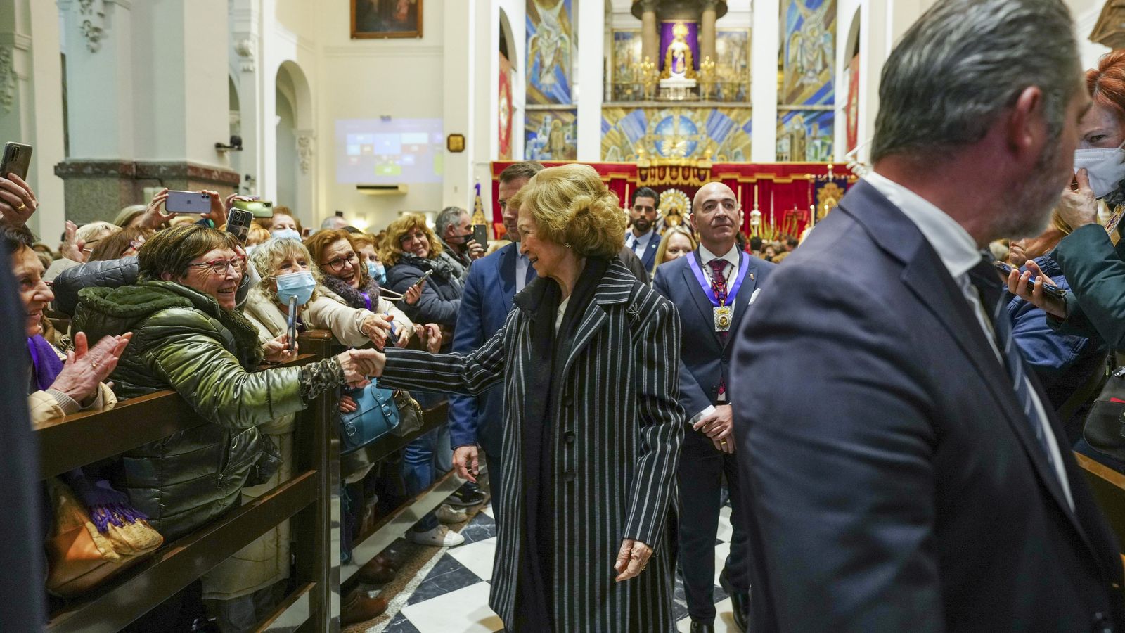 Doña Sofía saluda a los asistentes en la celebración de besapiés a Jesús de Medinaceli