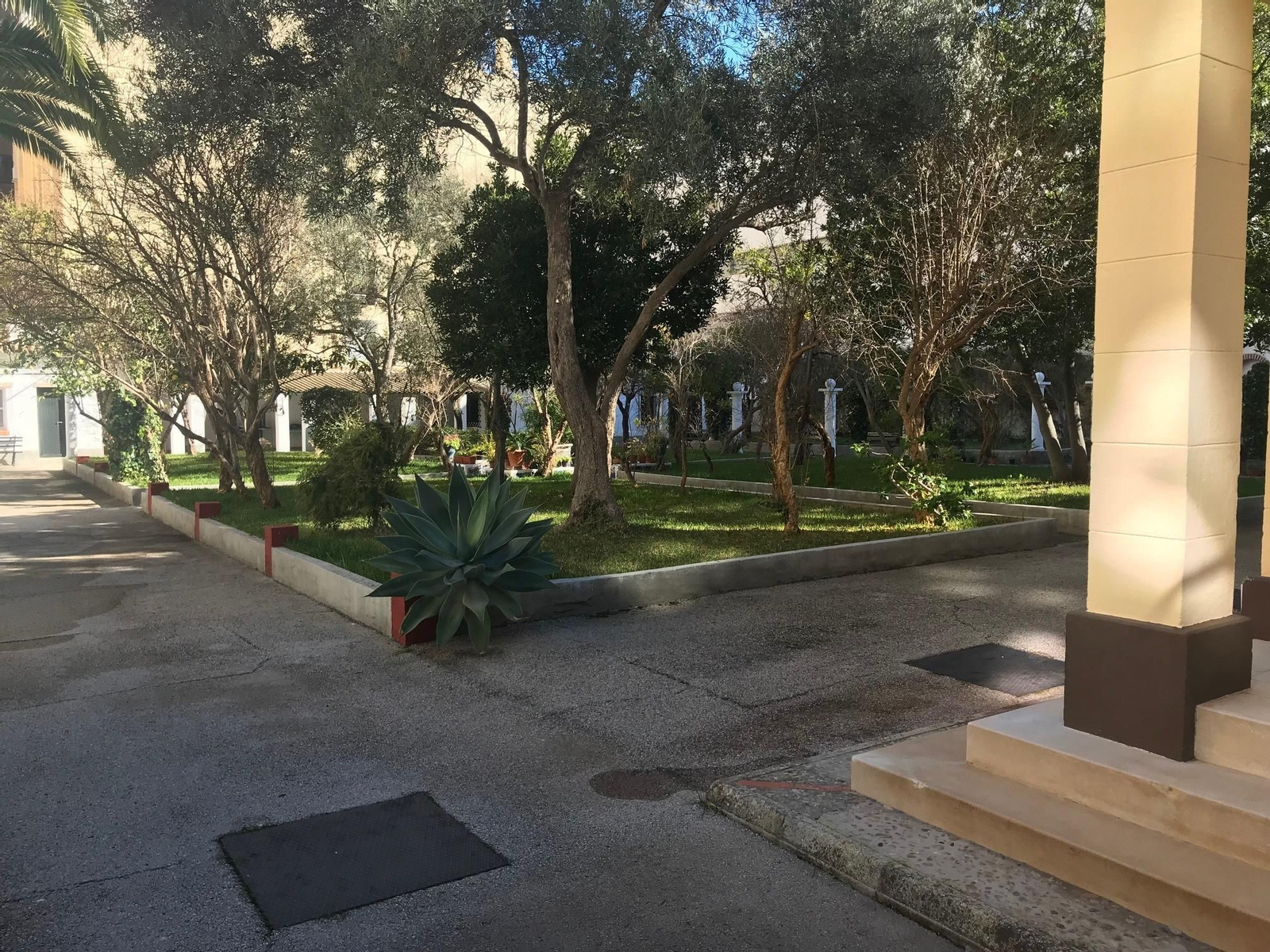 Al fondo del jardín estaba el lavadero y el gallinero