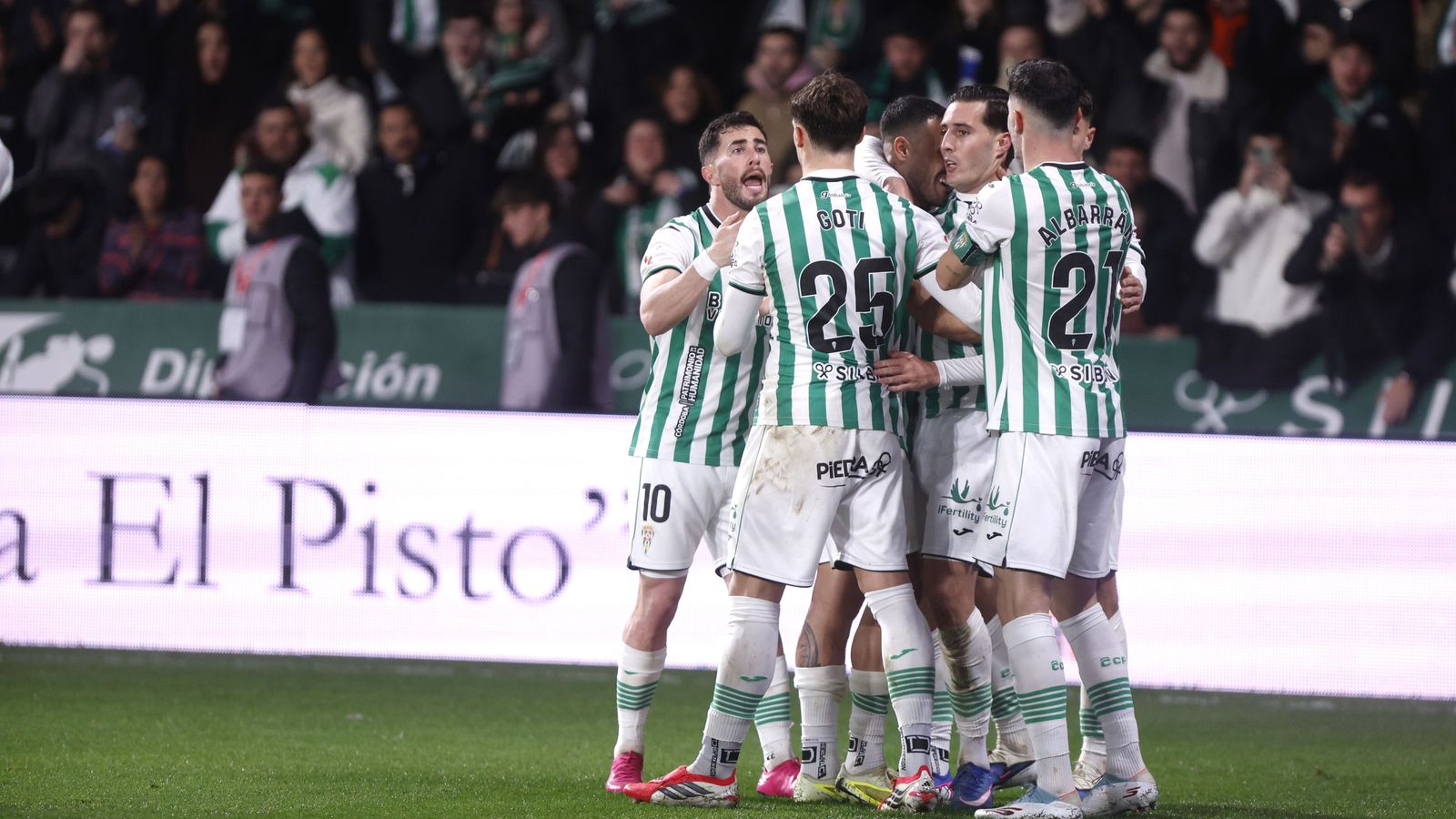Los jugadores del Córdoba CF celebran un gol en su último partido en El Arcángel.
