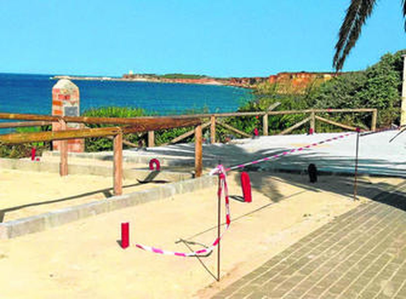 Las impresionantes vistas del litoral conileño están garantizadas desde este mirador de la Fuente del Gallo.