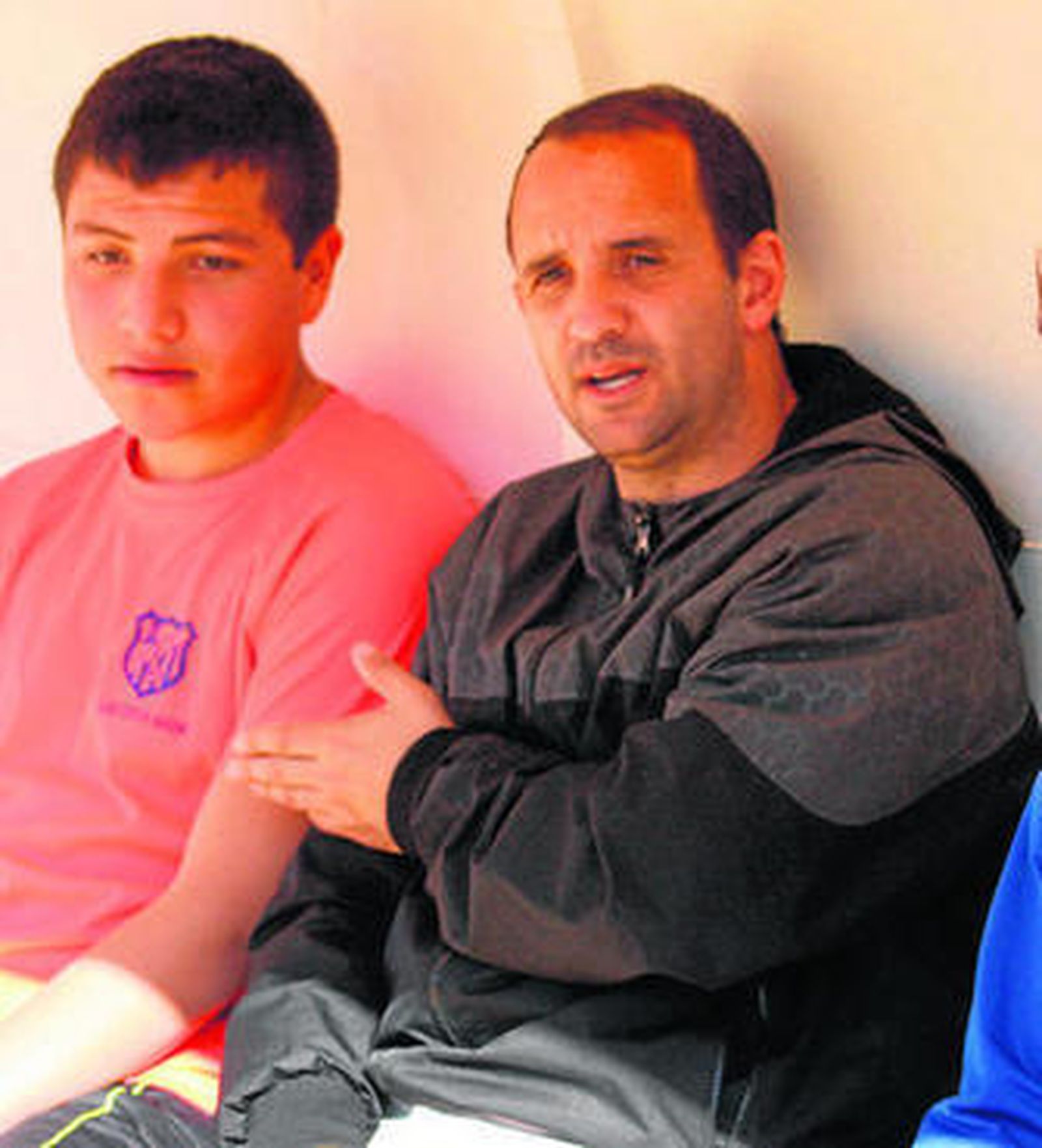 Jacob -derecha- recibió un partido de suspensión como técnico del Aracena.