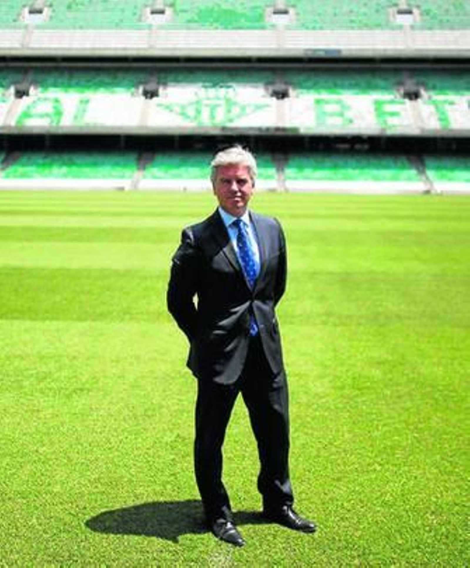 Miguel Guillén posa sobre el césped del Villamarín.