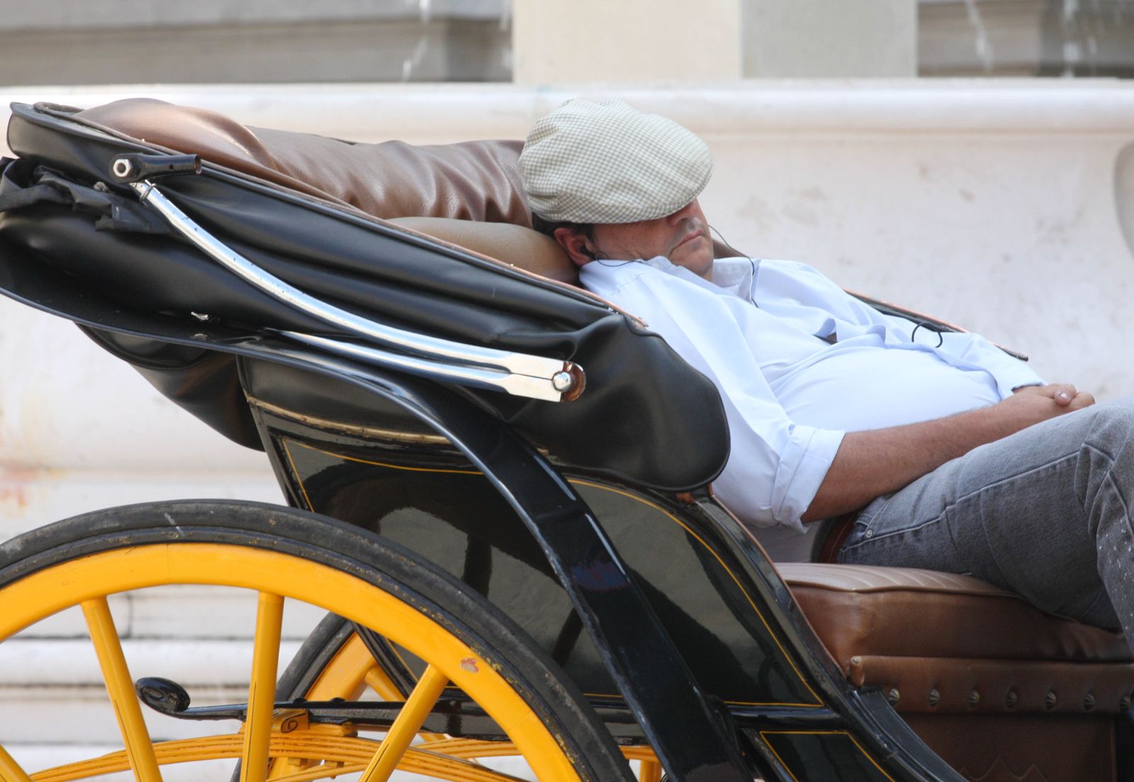 Un cochero duerme la siesta en Sevilla