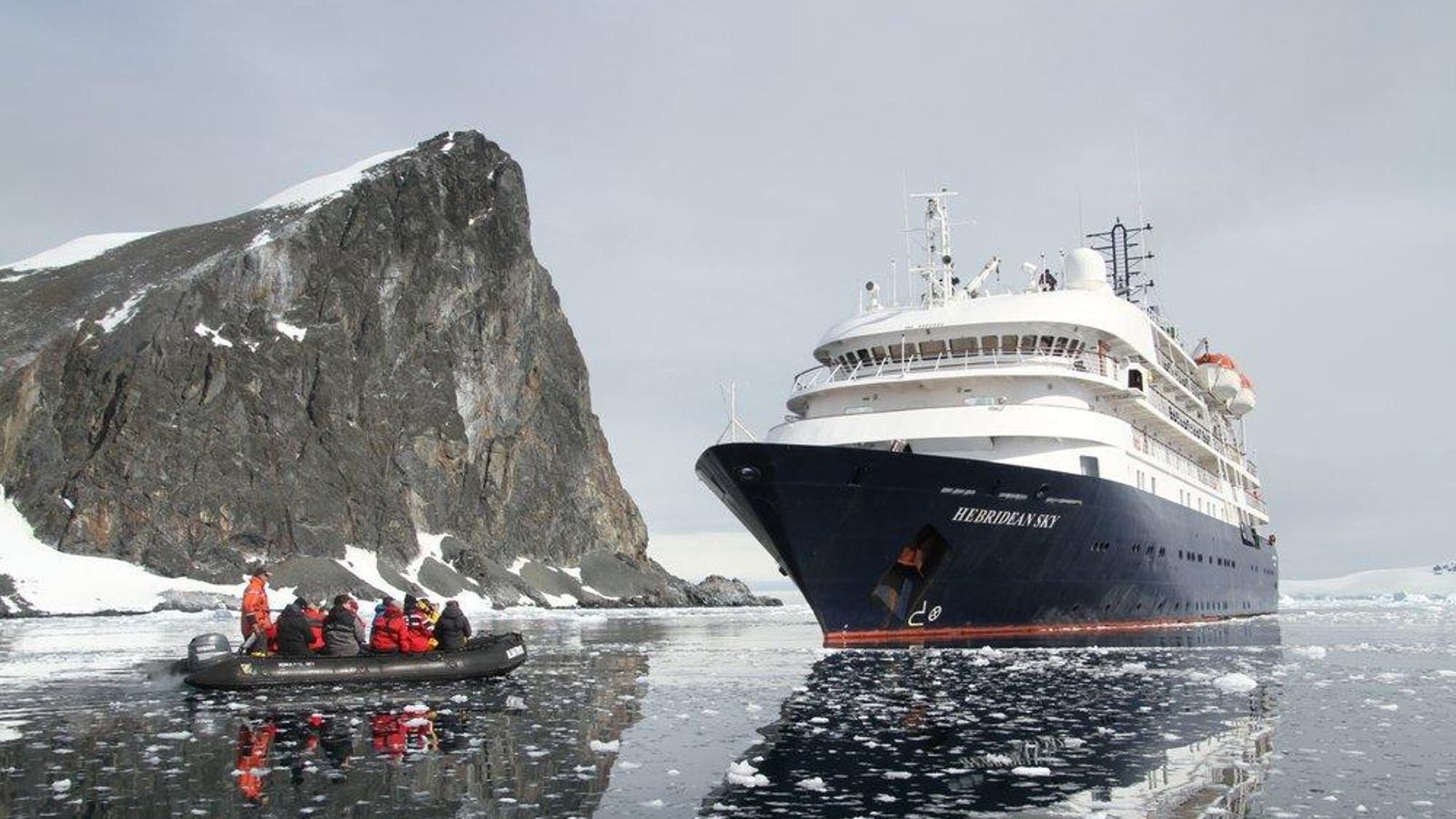 Otra imagen del crucero en aguas antárticas.