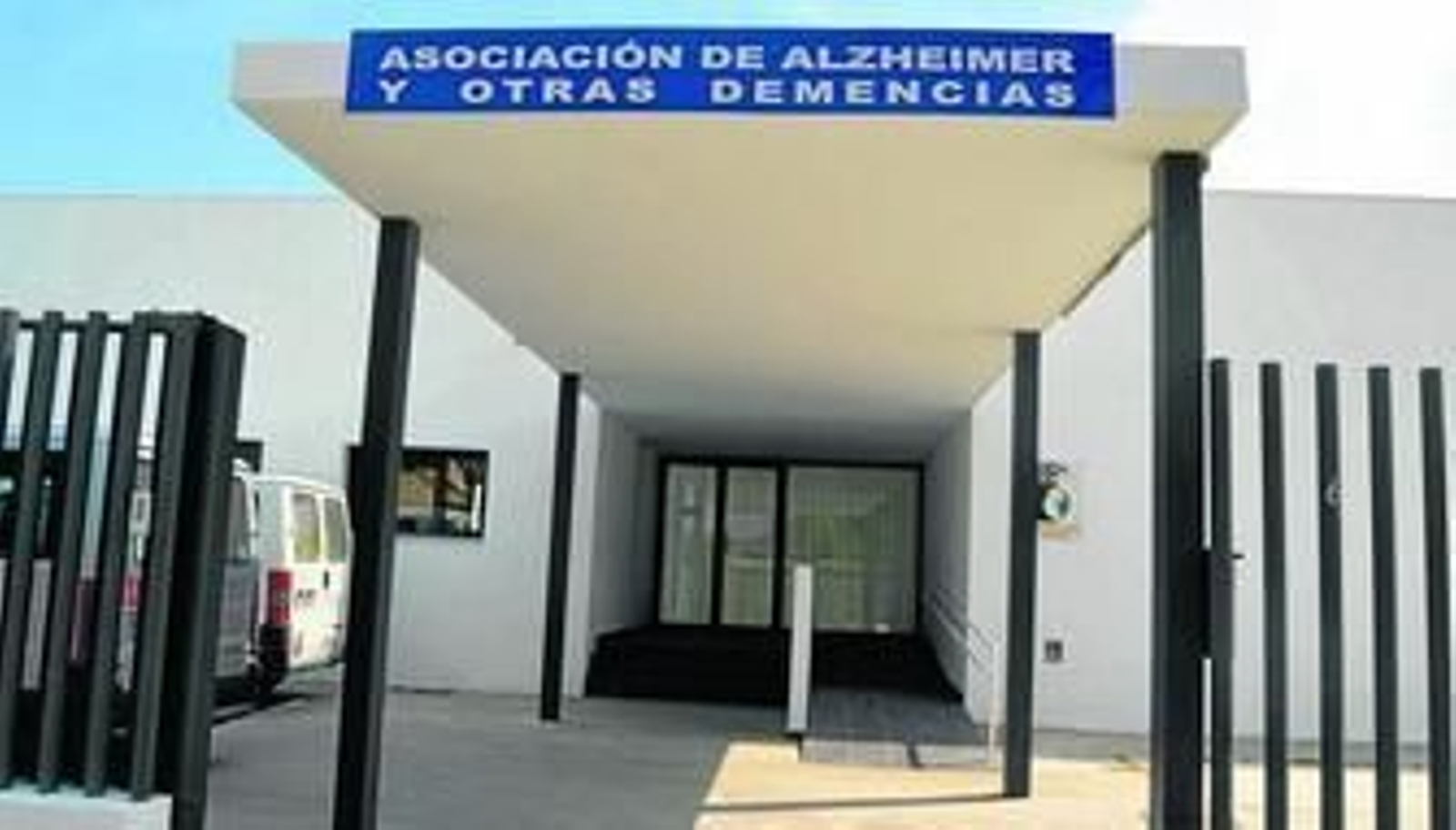 Vista de la entrada principal del nuevo edificio recientemente estrenado en Los Gallos.