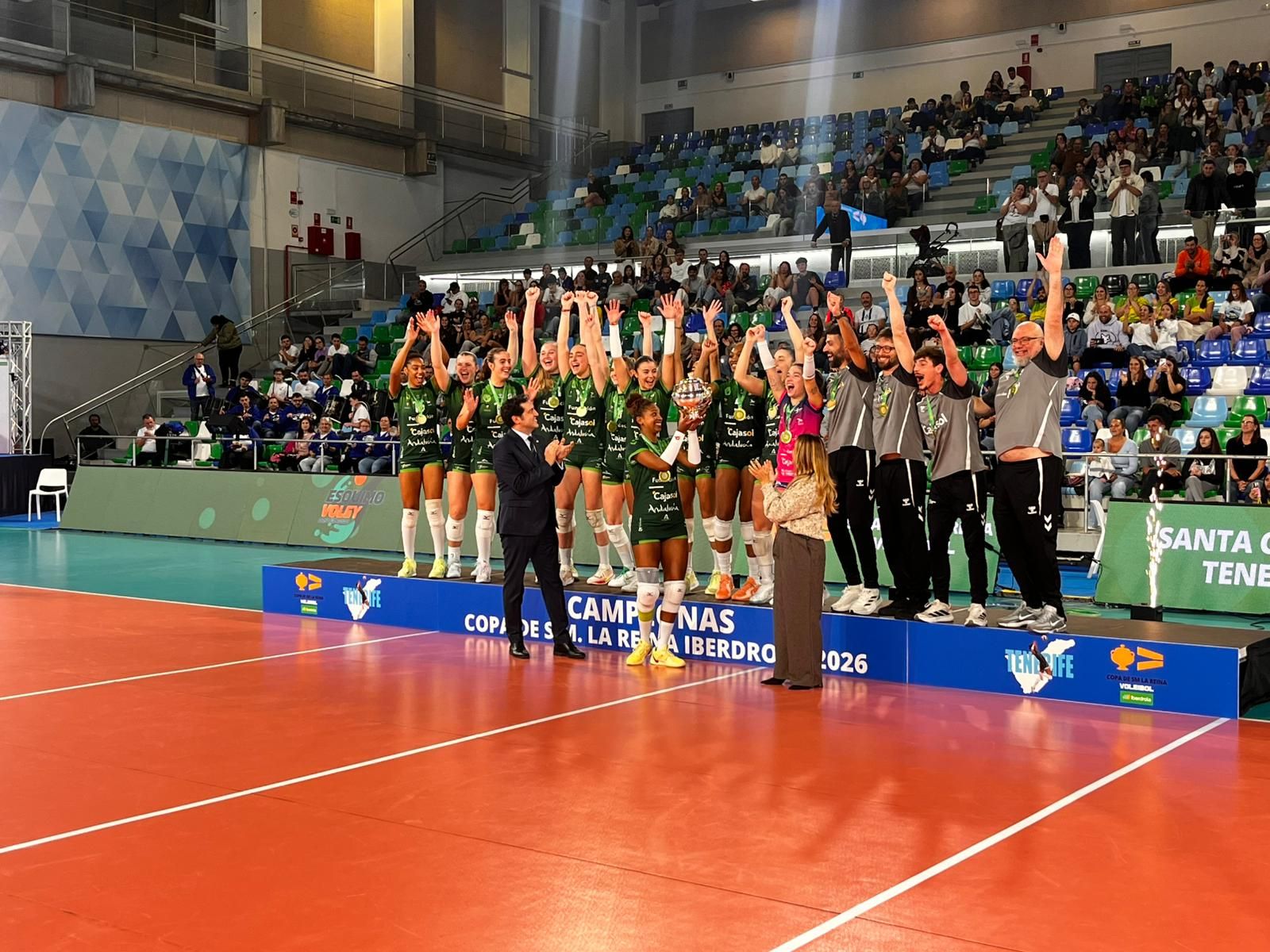 Maguilaura Frías recibe la Copa de la Reina entre el alborozo de todas sus compañeras y el cuerpo técnico.