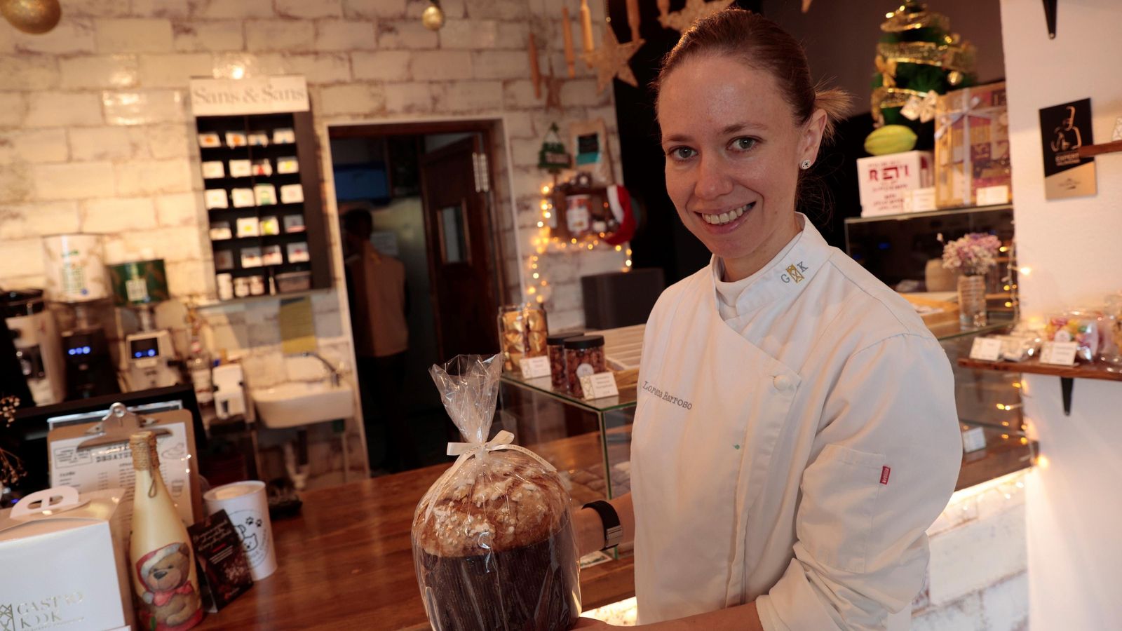 Lorena Barrso muestra un panetone, el producto estrella durante la Navidad.