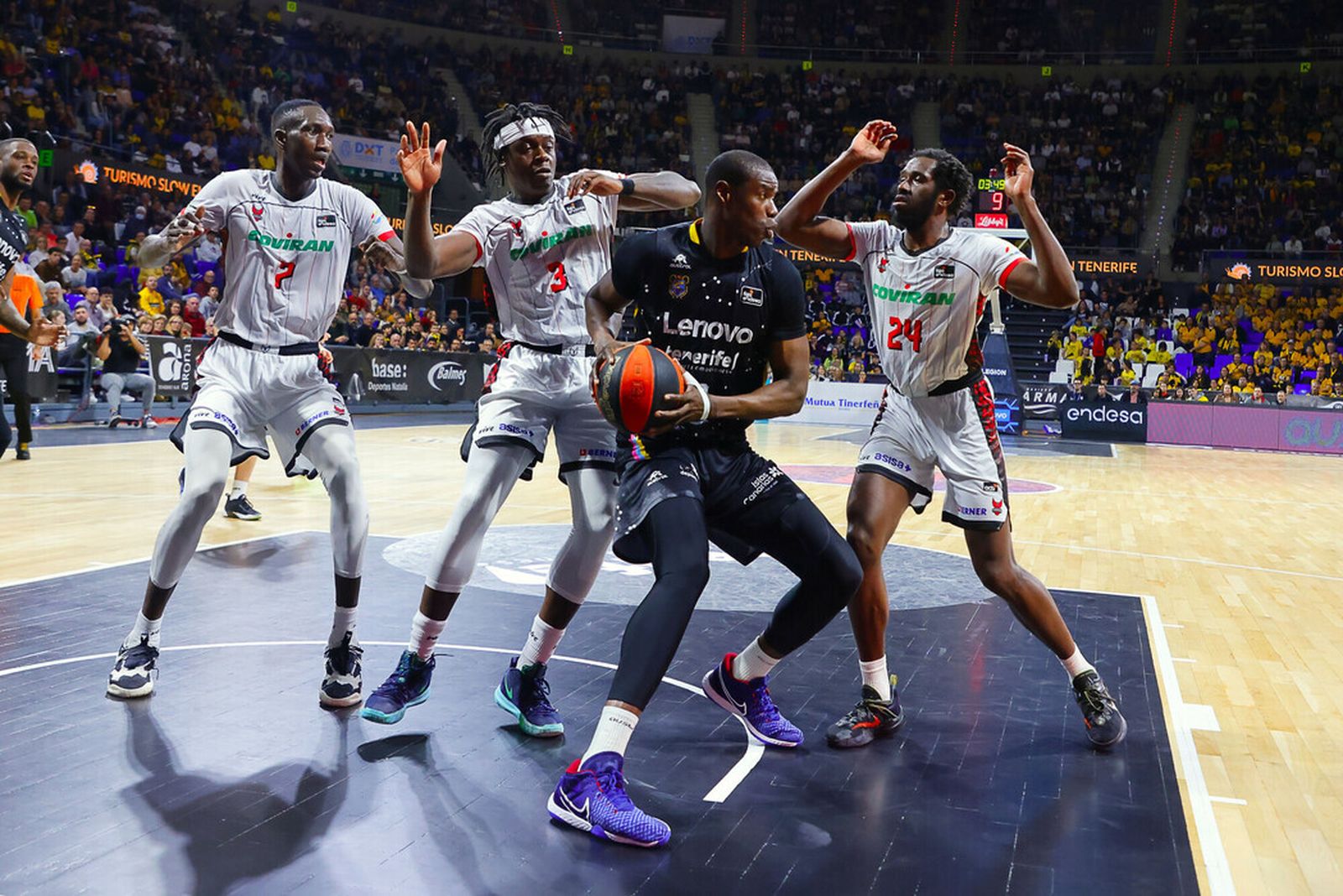 Varios jugadores del Covirán Granada en el partido de esta semana ante el Lenovo Tenerife
