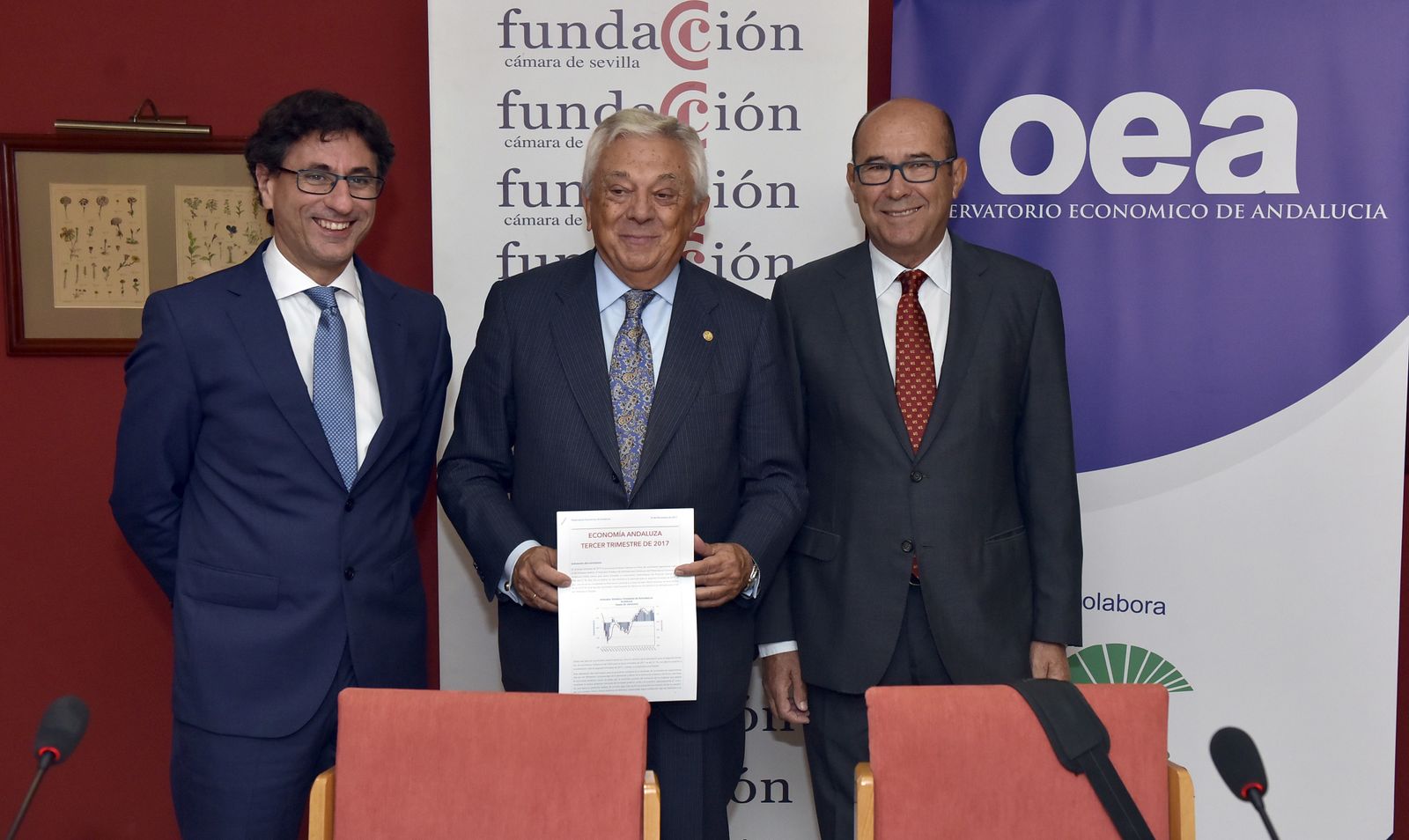 Manuel Alejandro Hidalgo, Francisco Herrero y Francisco Ferraro, en el Club Antares, donde presentaron el informe.