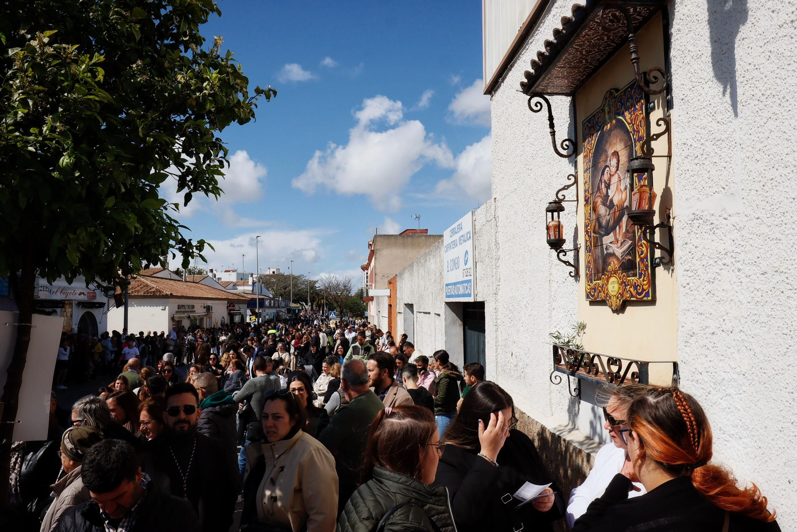 Imágenes de la salida del Amor en la Semana Santa de Chiclana 2025