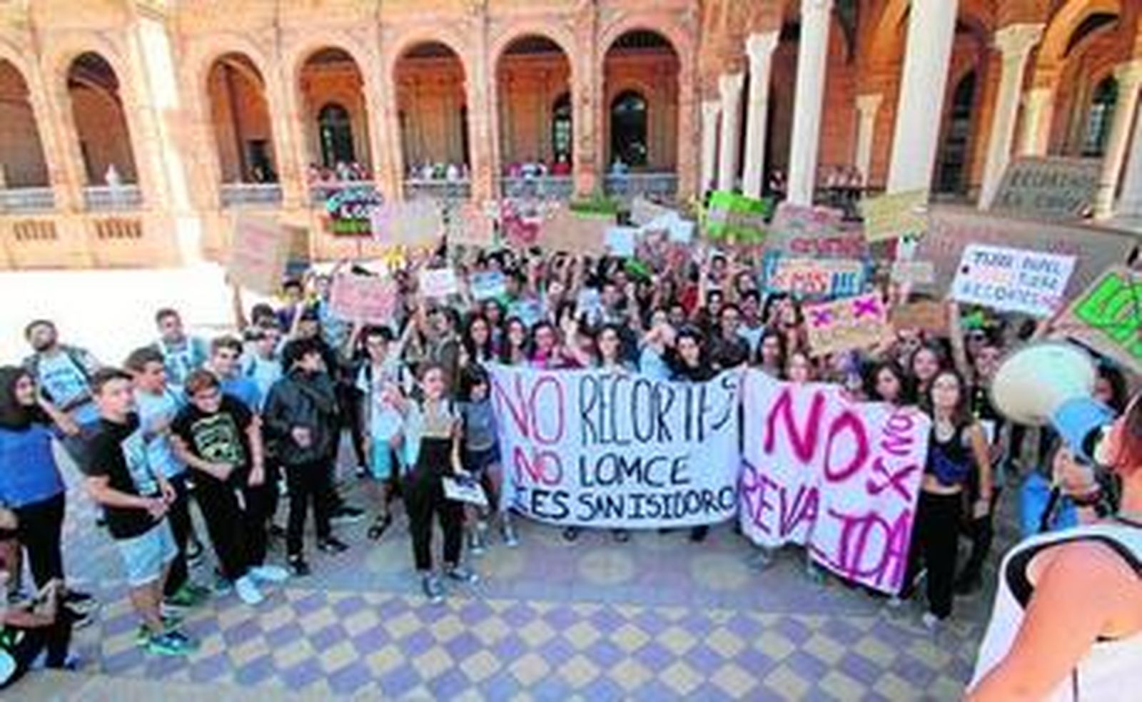 Alumnos del instituto San Isidoro, ayer en su concentración en la Plaza de España.