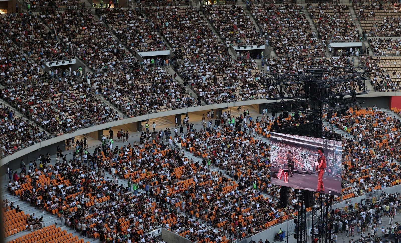 Las imágenes del lleno en el estado de la Cartuja por la Velada del Año 5