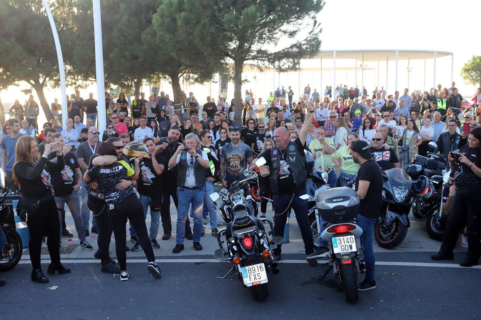 Imágenes del monumento a Súper Hugo en la rotonda frente al Nuevo Colombino