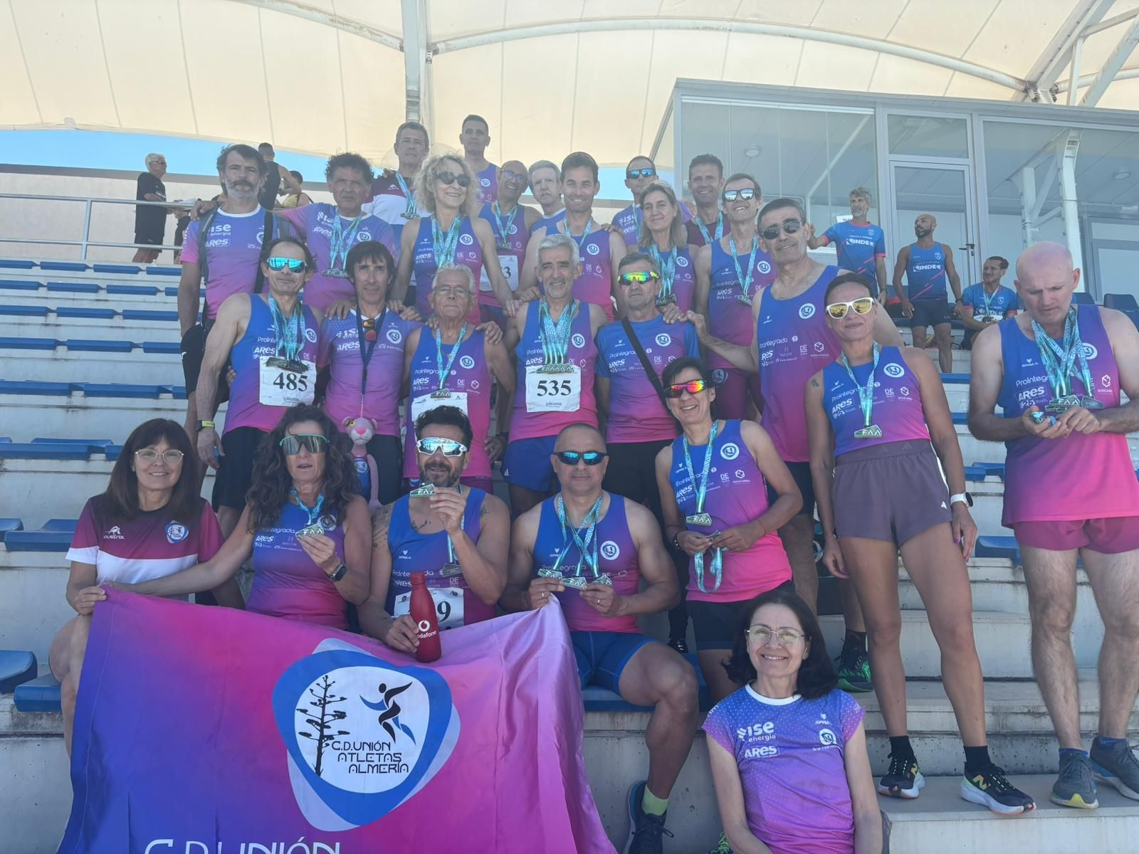 Los componentes del club almeriense posan con las medallas cosechadas en Estepona durante el Campeonato de Andalucía Máster al Aire Libre.