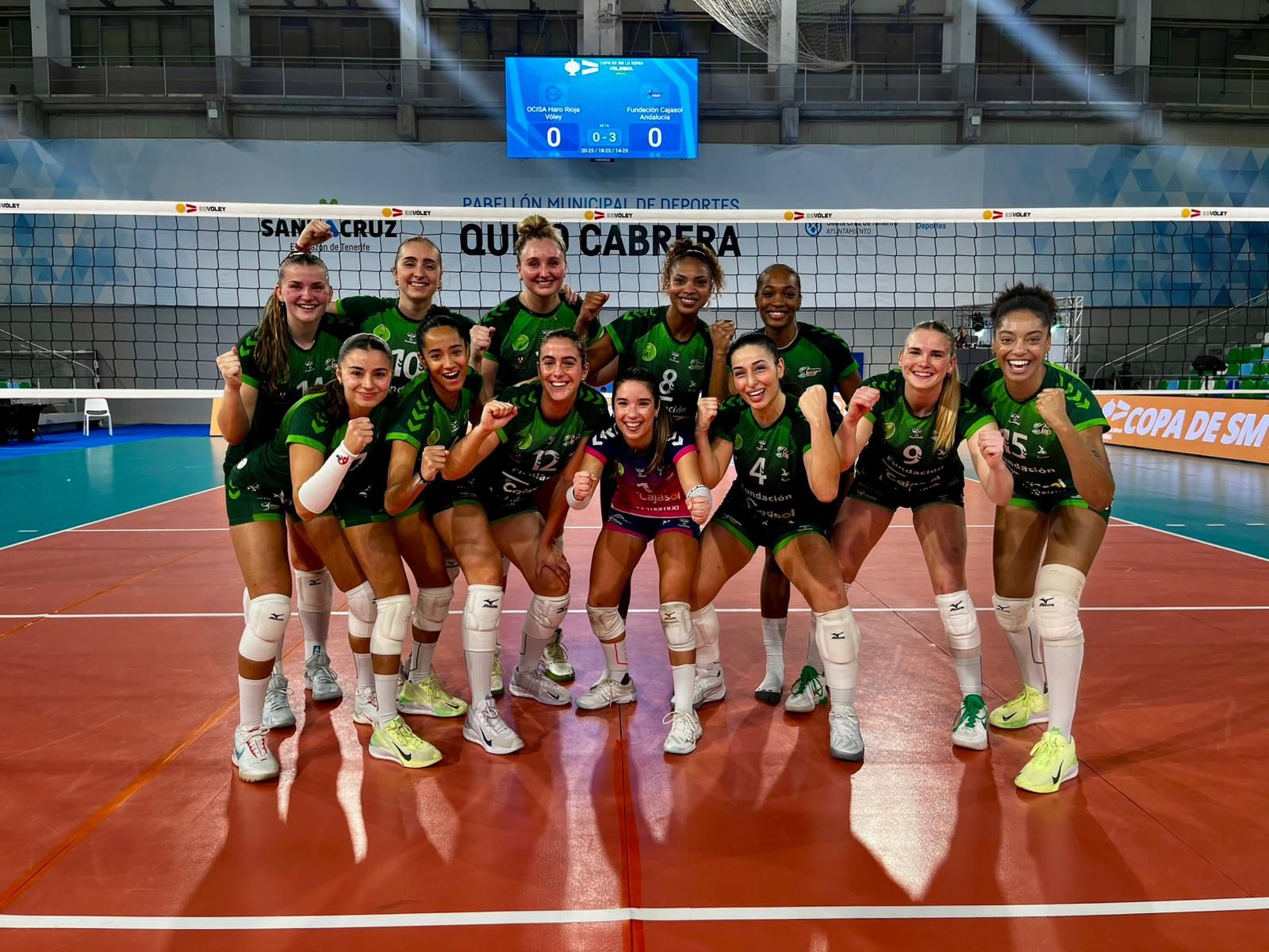 Las jugadoras del Fundación Cajasol Andalucía festejan su triunfo al finalizar el partido en Tenerife.