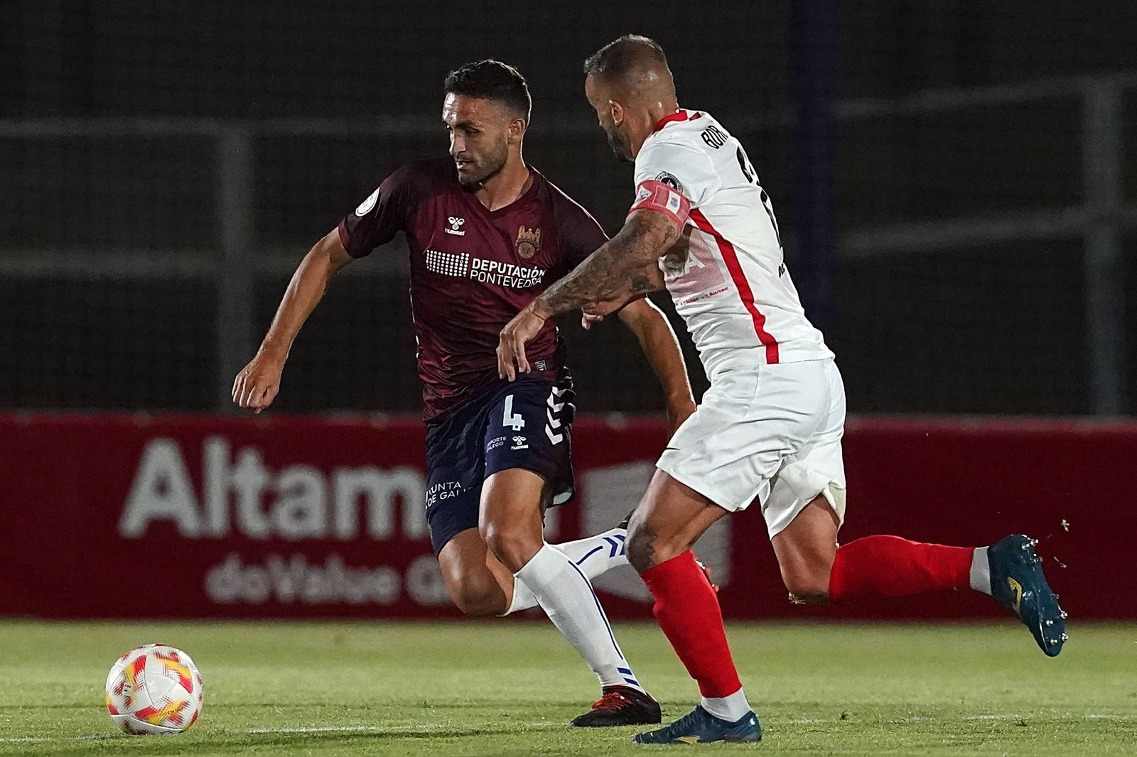 Churre, uno de los capitanes del Pontevedra, avanza con el balón