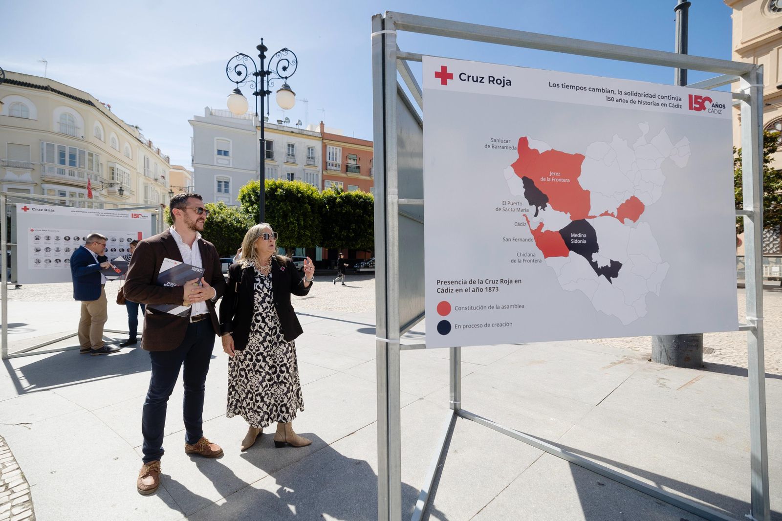 La presidenta de Cruz Roja en Cádiz, Carmen de Lara Villar, contempla la exposición de la plaza de San Antonio.