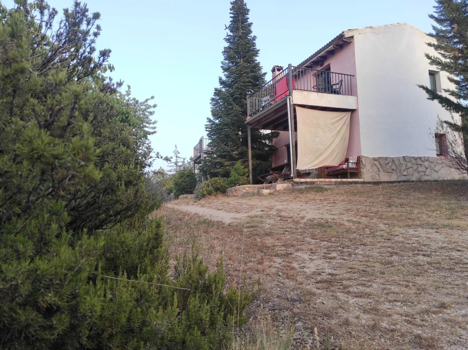 Una de las cabañas grandes, con dos habitaciones en la parte superior.