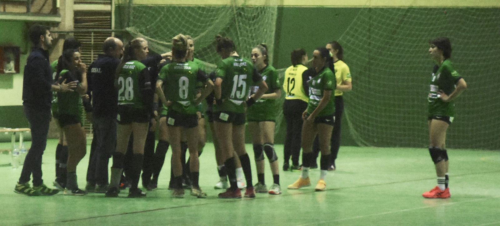 Rafa Moreno da órdenes a sus jugadoras durante un tiempo muerto.