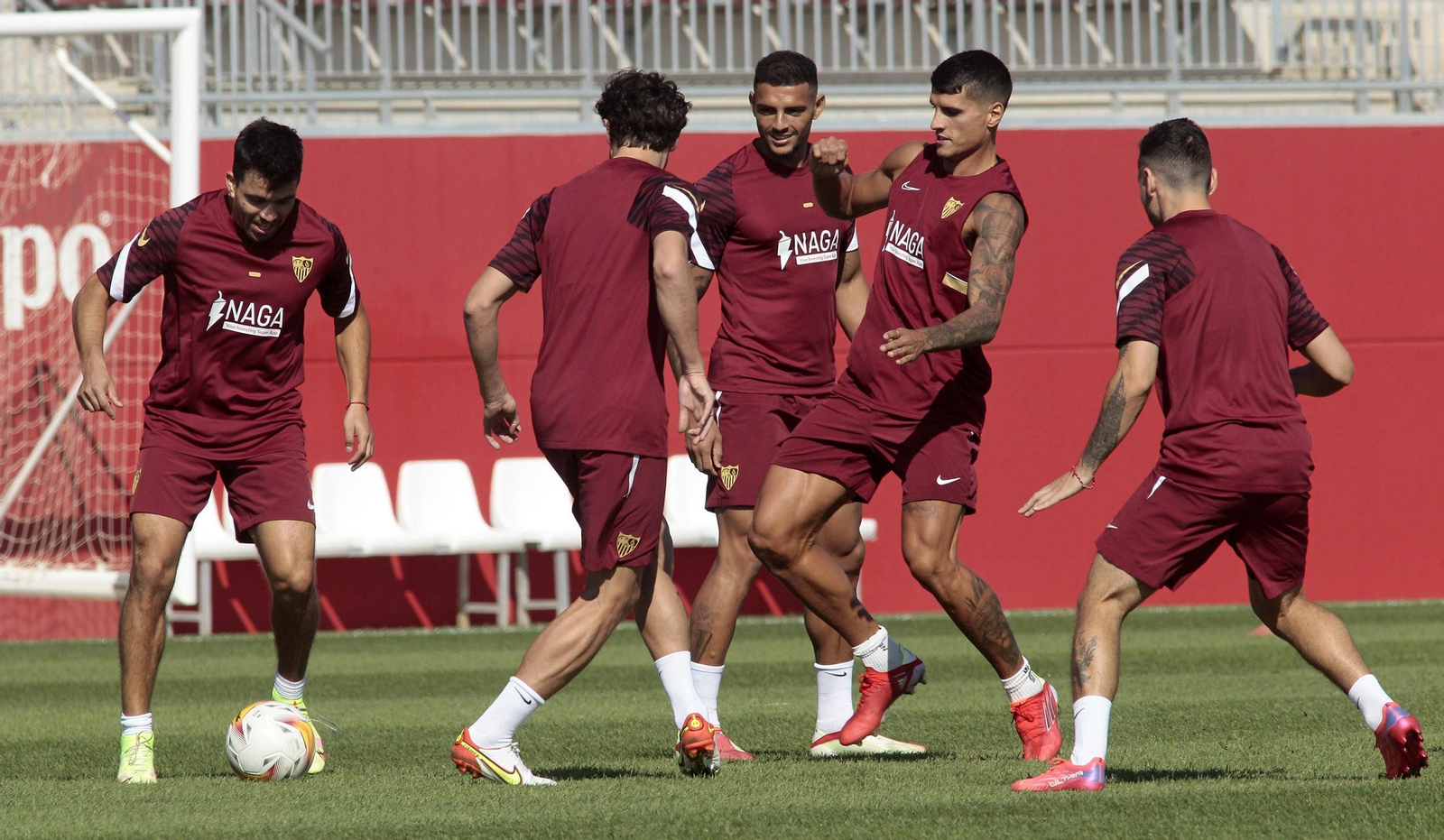 Acuña, que entrenó ayer recién aterrizado, con Delaney, el sancionado Diego Carlos y Lamela.