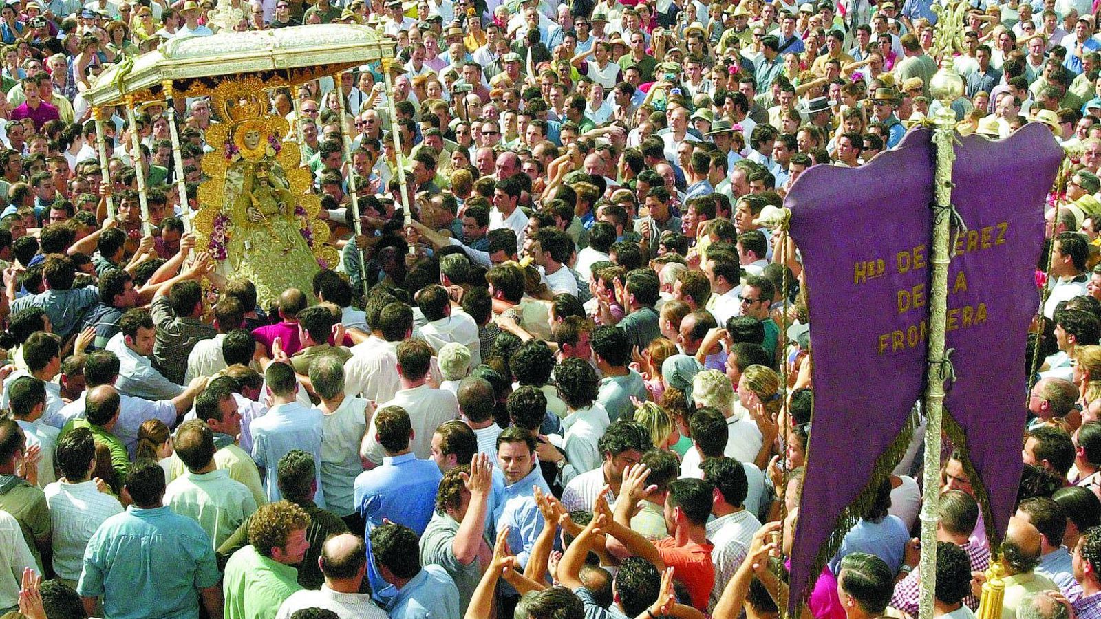 La Virgen del Rocío, ante la casa de hermandad de Jerez.