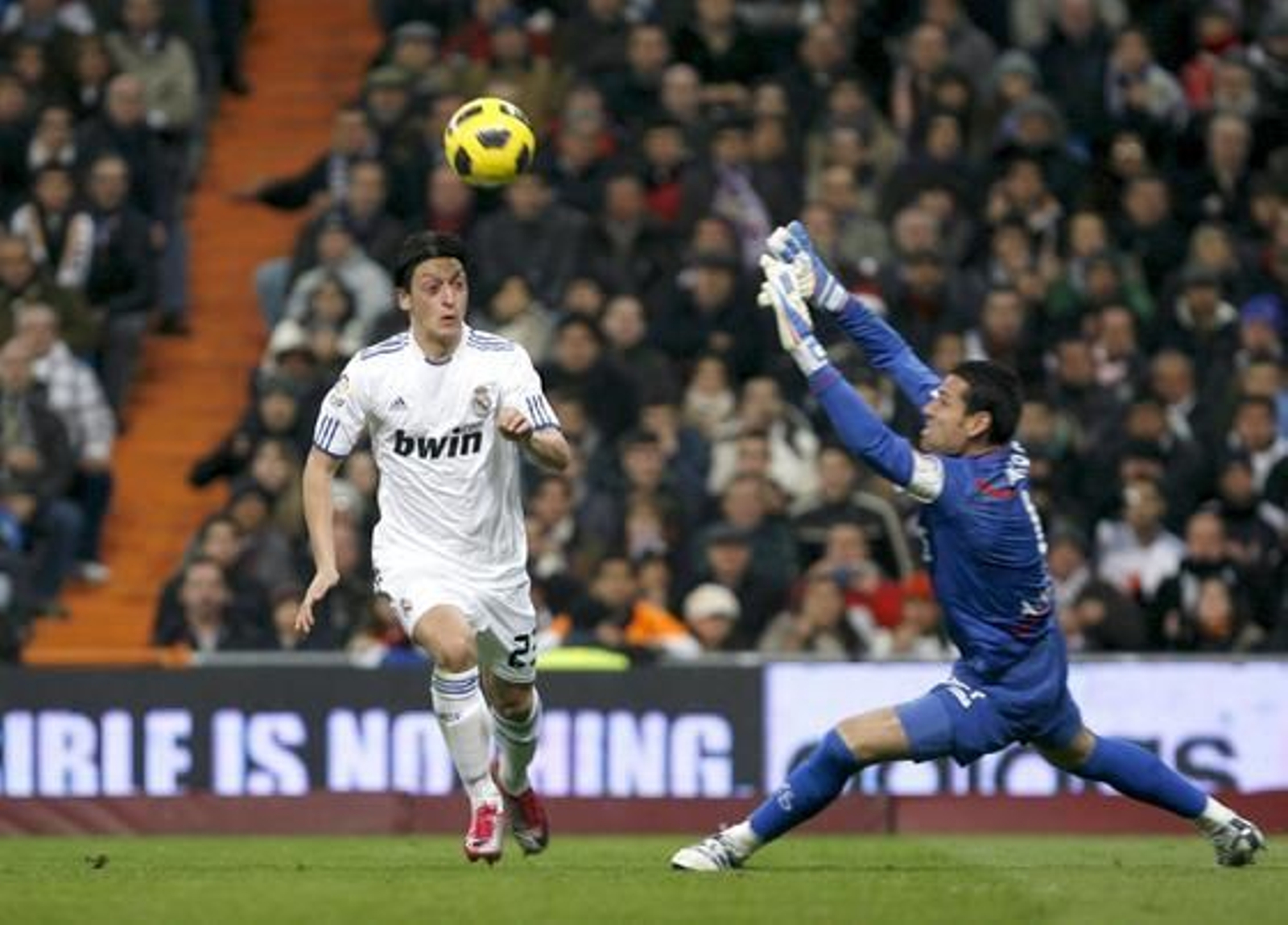 El Sevilla cae en el Bernabéu pese a jugar con un jugador más durante casi media hora. / EFE